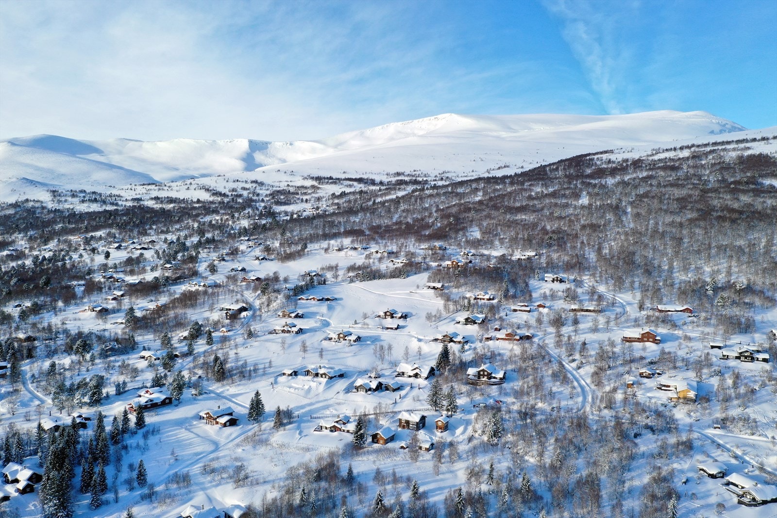 Eiendommen ligger i Hornlia ca. 14 km vest for Oppdal sentrum og like vest for inngangen til populære Gjevilvassdalen - Herfra har en flott utsikt mot fjellene rundt dalen og omgivelsene for øvrig Galleribilde