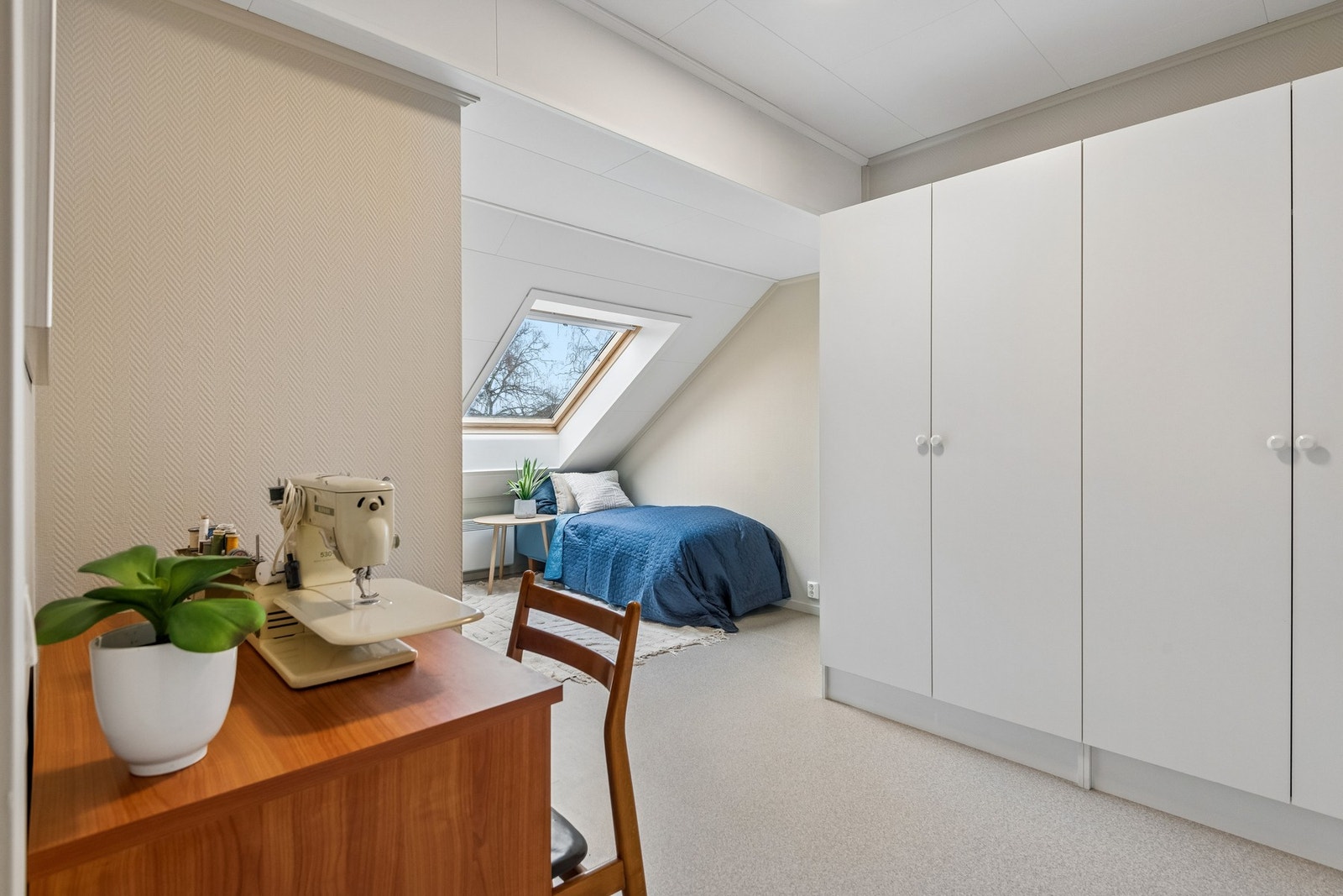 Romslig soverom med plass til dobbeltseng, garderobe og nattbord - et lunt og rolig rom. Galleribilde