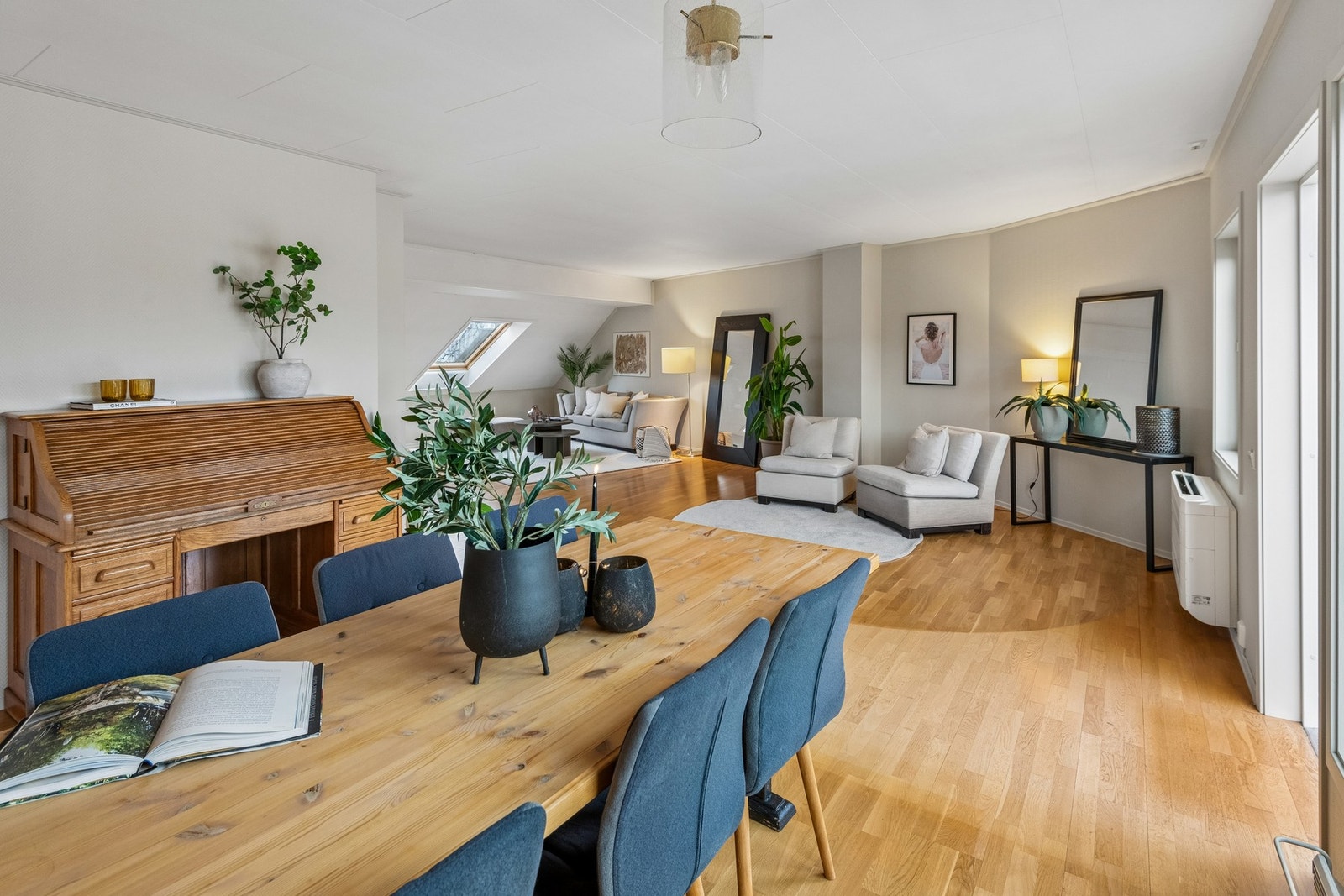 Stue og kjøkken på hele 67 kvm gir god plass til både sofagruppe og spiseplass - perfekt for sosiale sammenkomster. Galleribilde