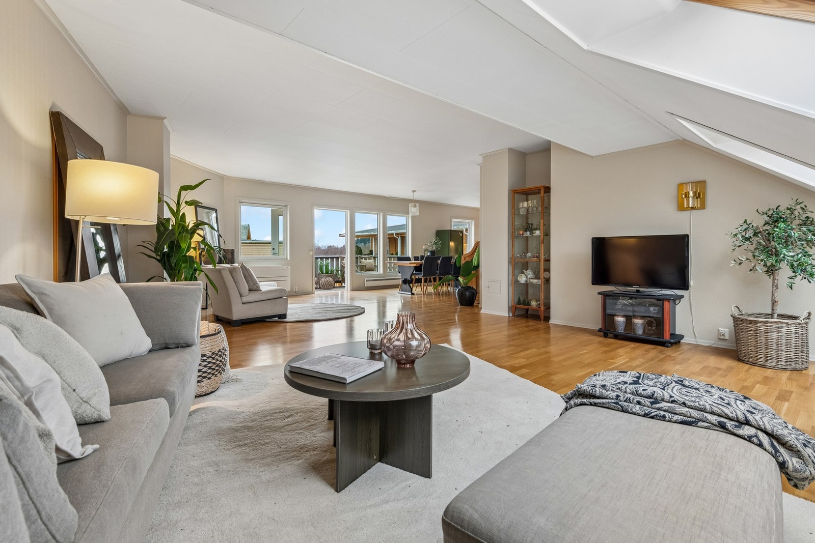 Fra stuen er det direkte utgang til en solrik terrasse - en forlengelse av oppholdsrommet på fine dager. Galleribilde