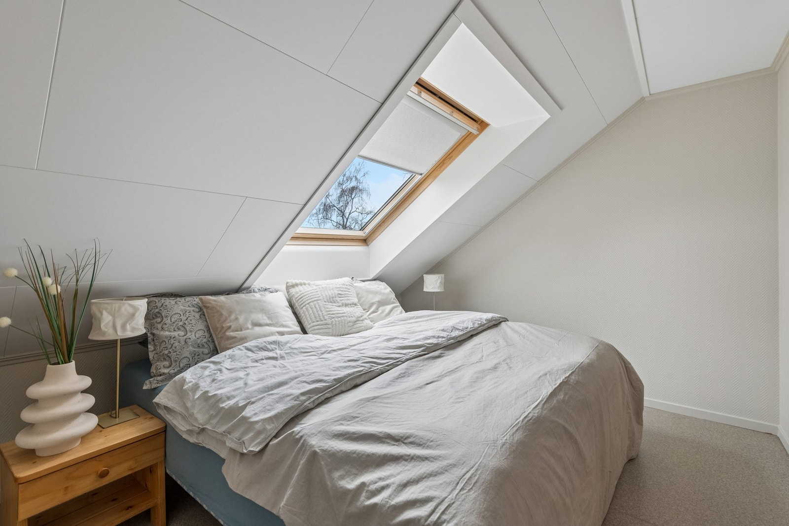 Lyst soverom på ca. 11 kvm med garderobeløsning. Galleribilde