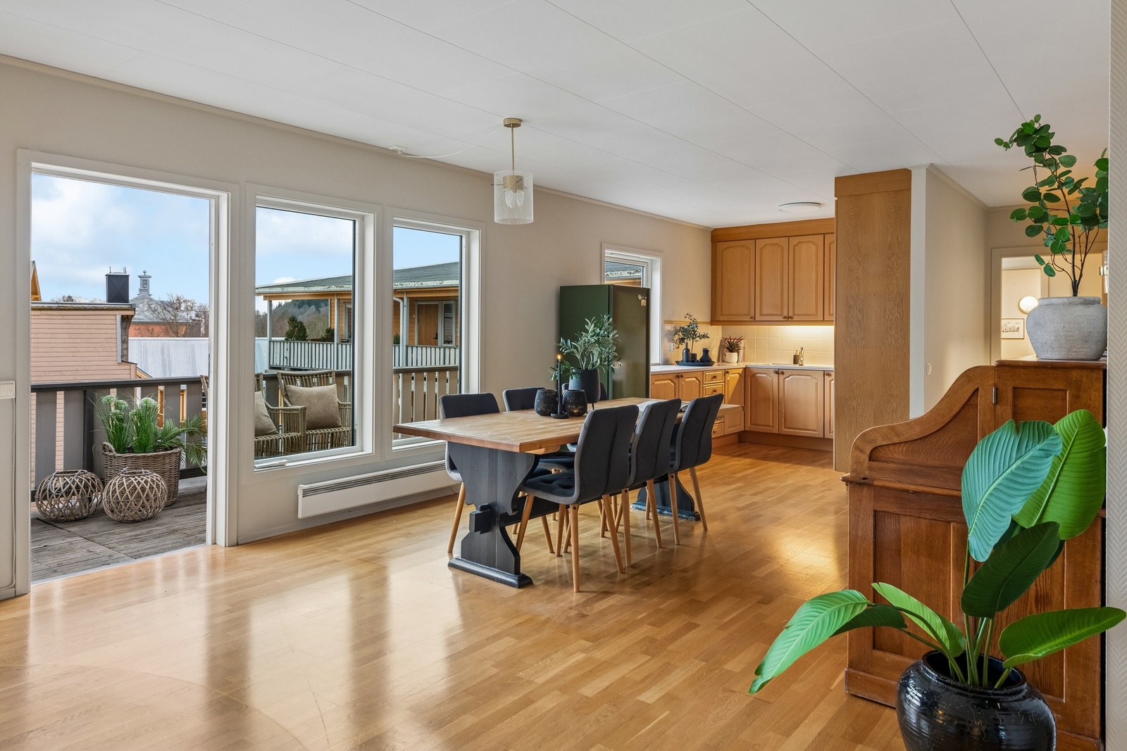 Store vindusflater som slipper inn rikelig med naturlig lys. Galleribilde