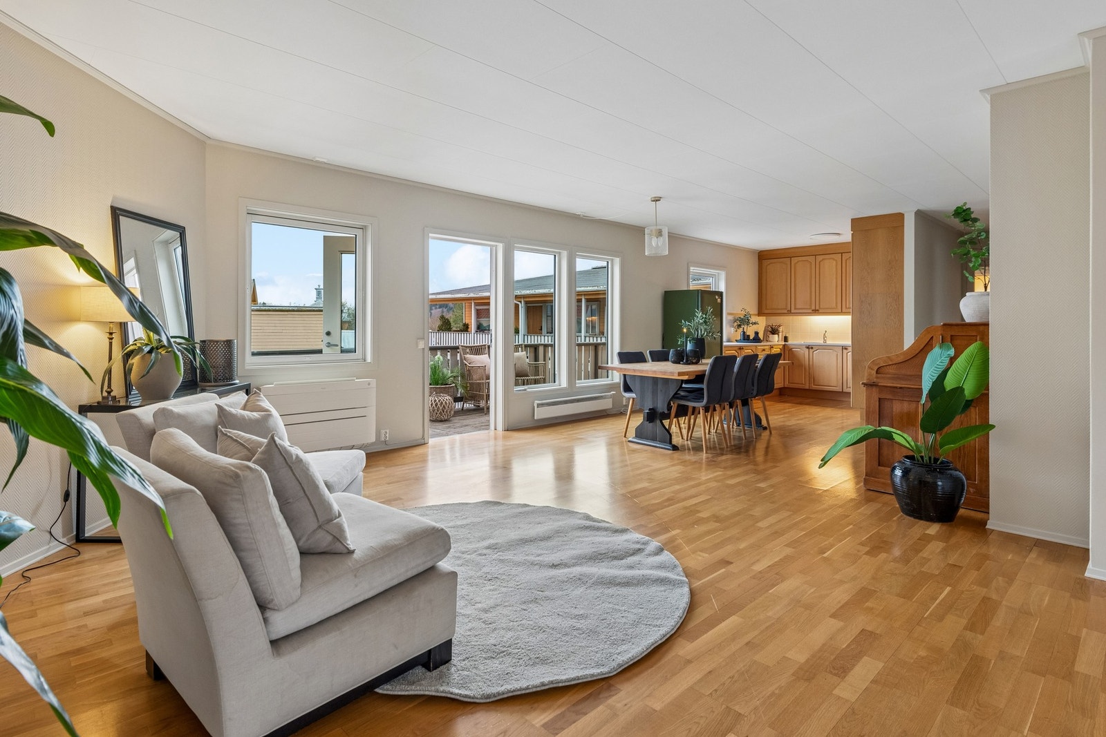 Kjøkkenet er integrert i oppholdsrommet og har lyse overflater og praktisk utforming. Galleribilde