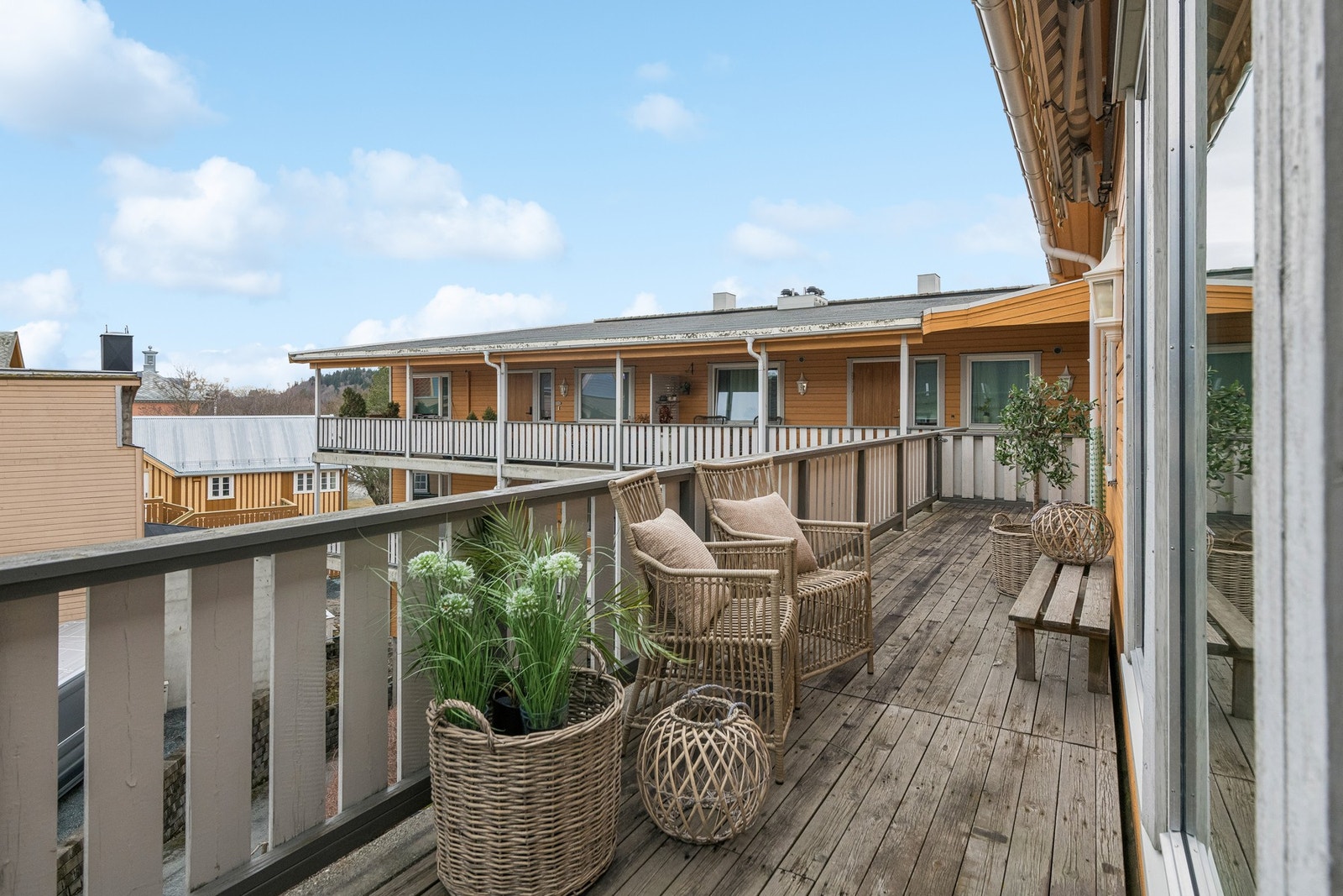 Terrasse med utgang fra stuen - plass til utemøbler og hyggelige stunder i solen. Galleribilde