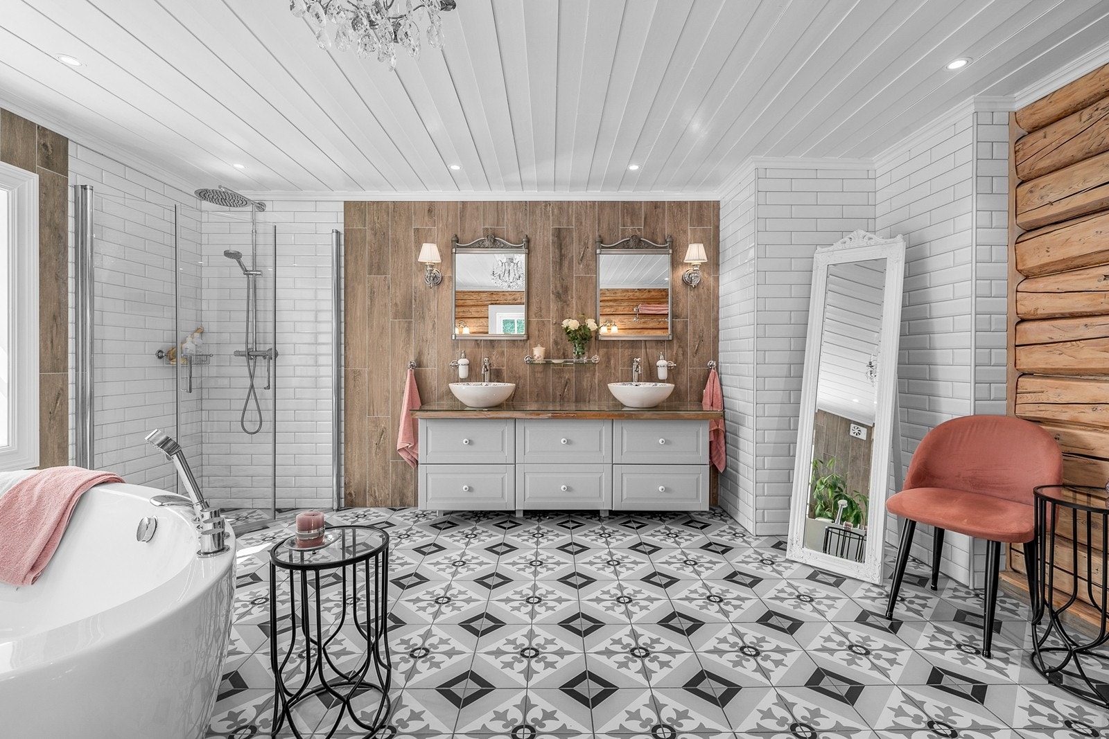 Badet har flislagt gulv med varmekabler, veggene er kombinasjon av originale tømmervegger, flislagte vegger, og malte himlingsflater med downlights Galleribilde