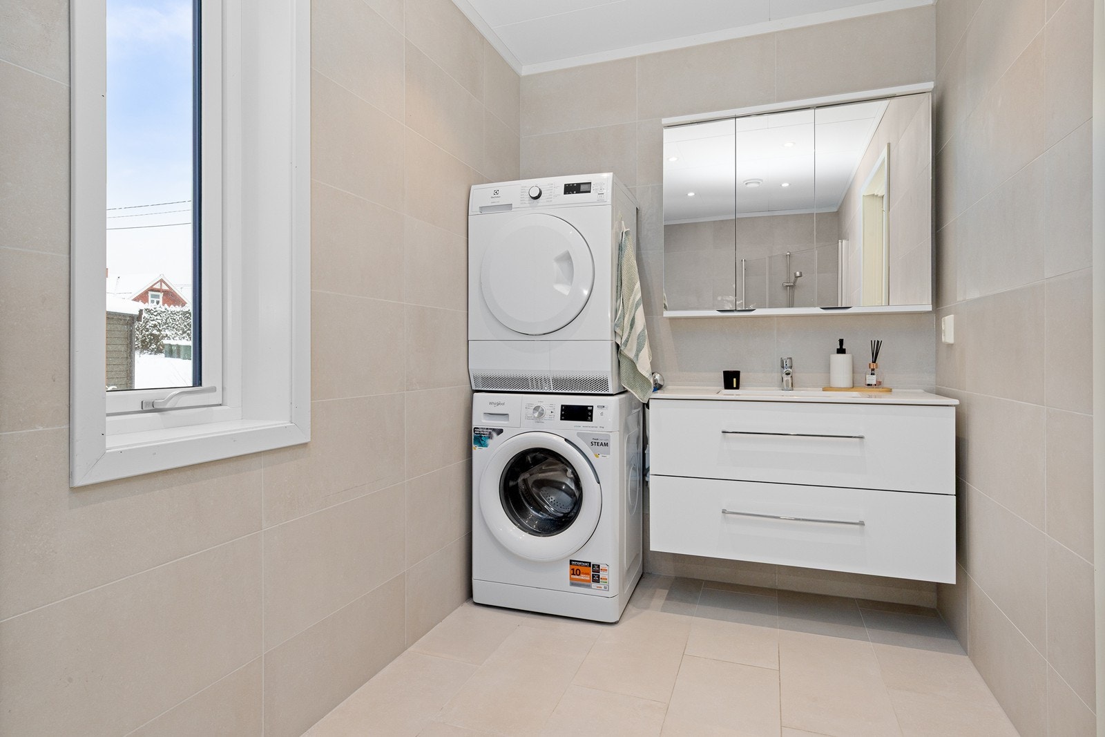 Boligen har et pent flislagt bad med varmekabler i gulv. Galleribilde