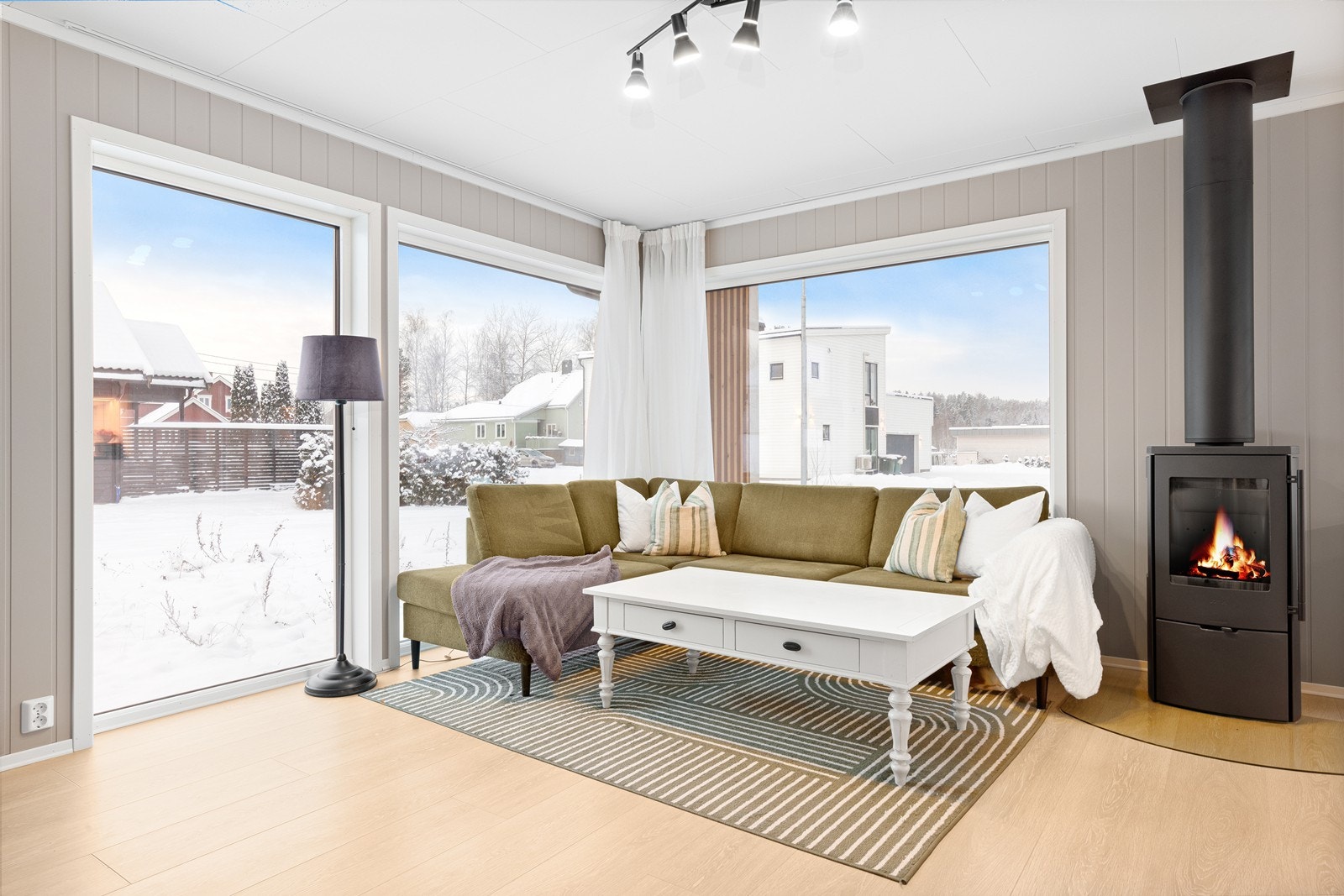 Stuen har moderne og stilrene overflater med 1-stavs laminat på gulv, panel på vegger malt i et trendy fargepalett. Galleribilde