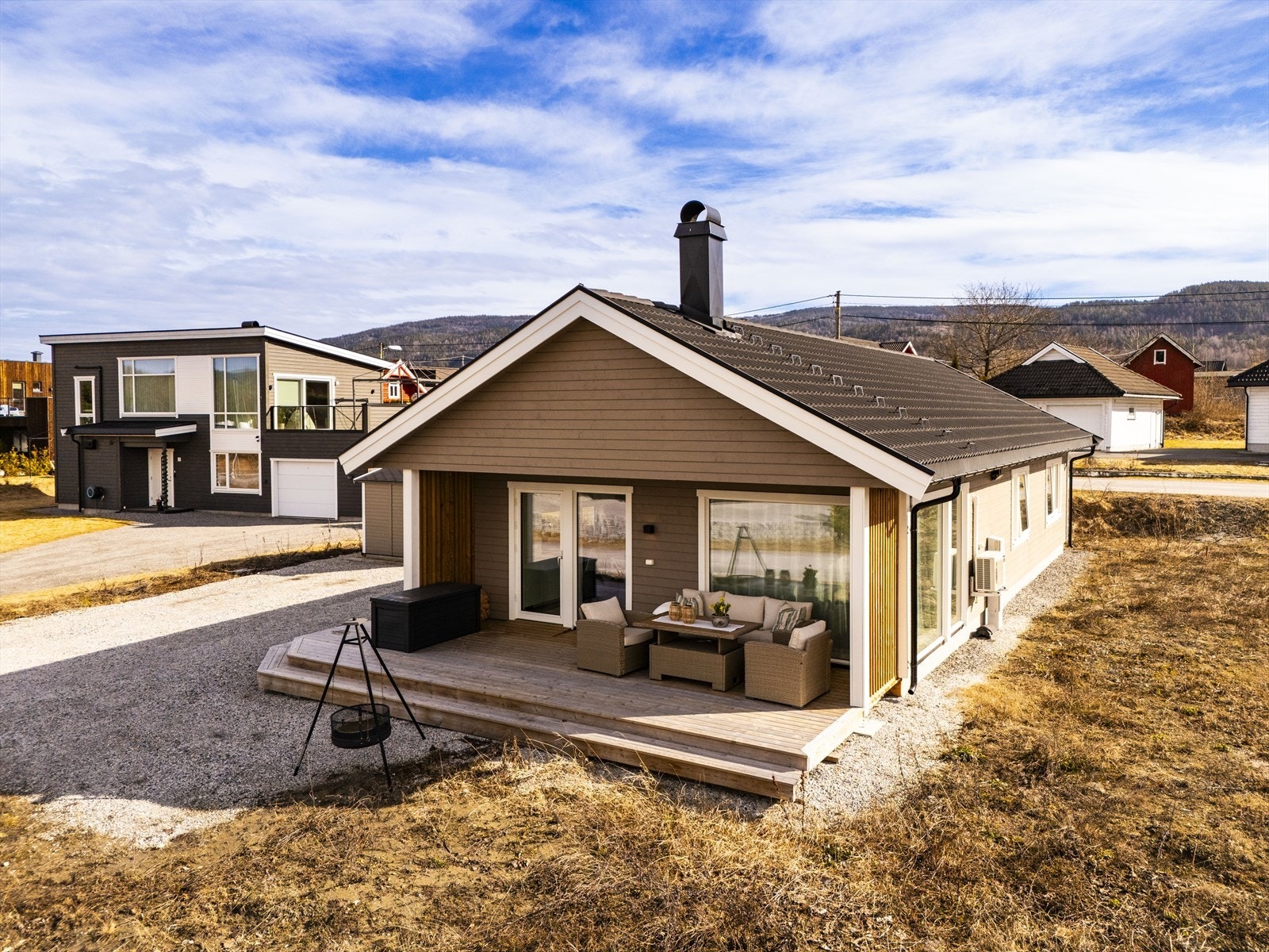 Nyere (2023) enebolig med alt på en flate i attraktivt boligområde. Umiddelbar nærhet til barnehage, skole og turområder. Galleribilde