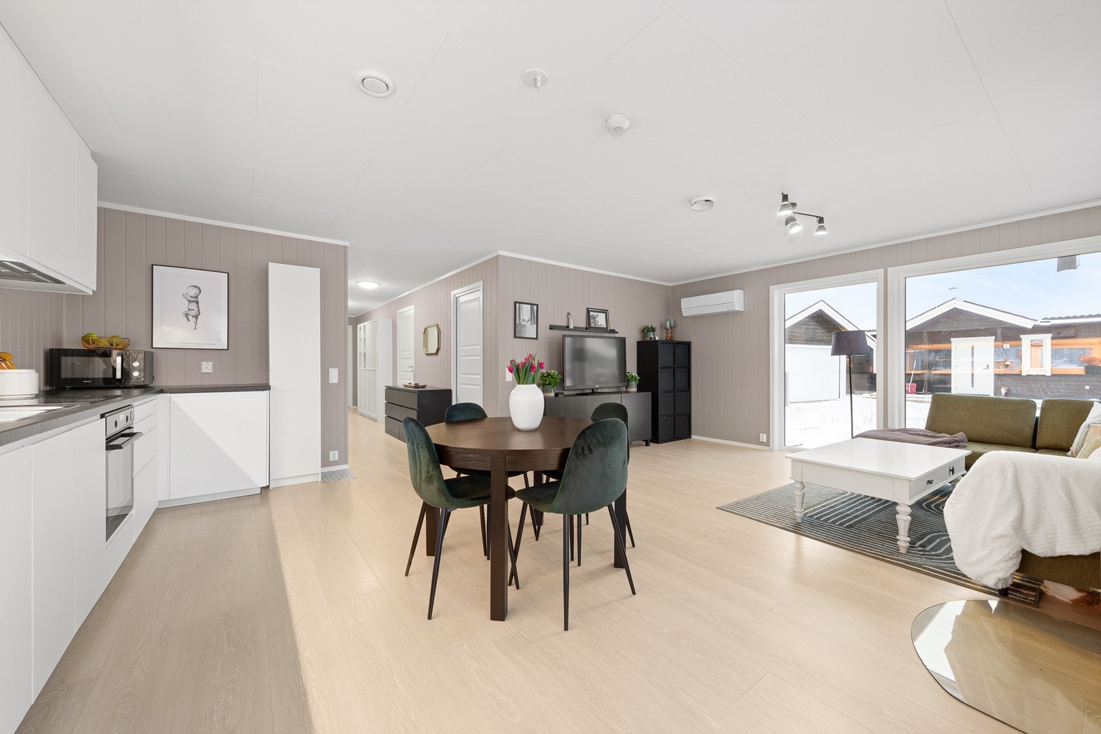 Ved spisebordet, kan en fint dekke på til mange gjester og invitere til store selskaper. Galleribilde