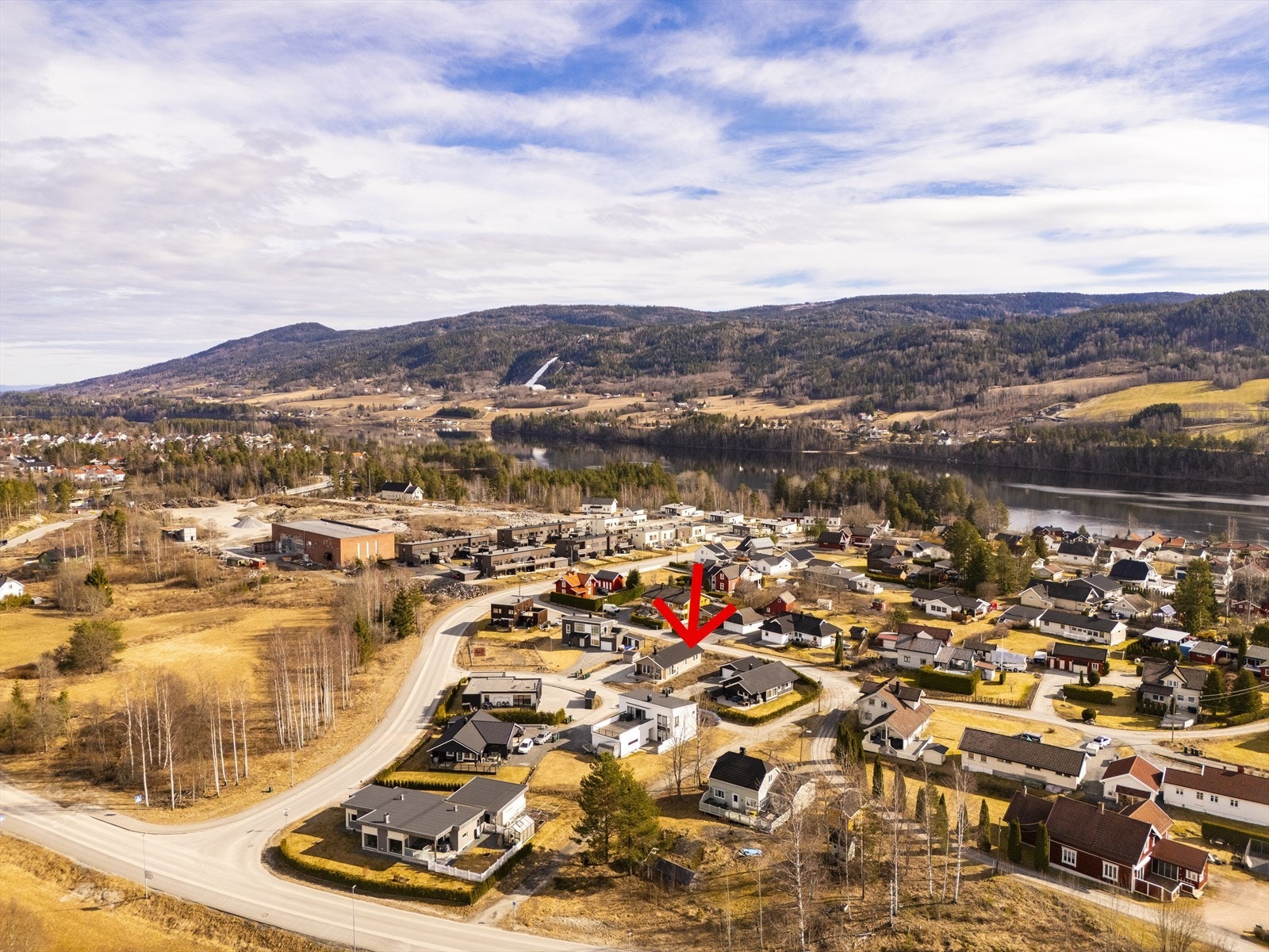 Området er veletablert med kort gangavstand til bussholdeplass, dagligvarebutikk, legesenter, frisør, restaurant og treningssenter for å nevne noe. Galleribilde
