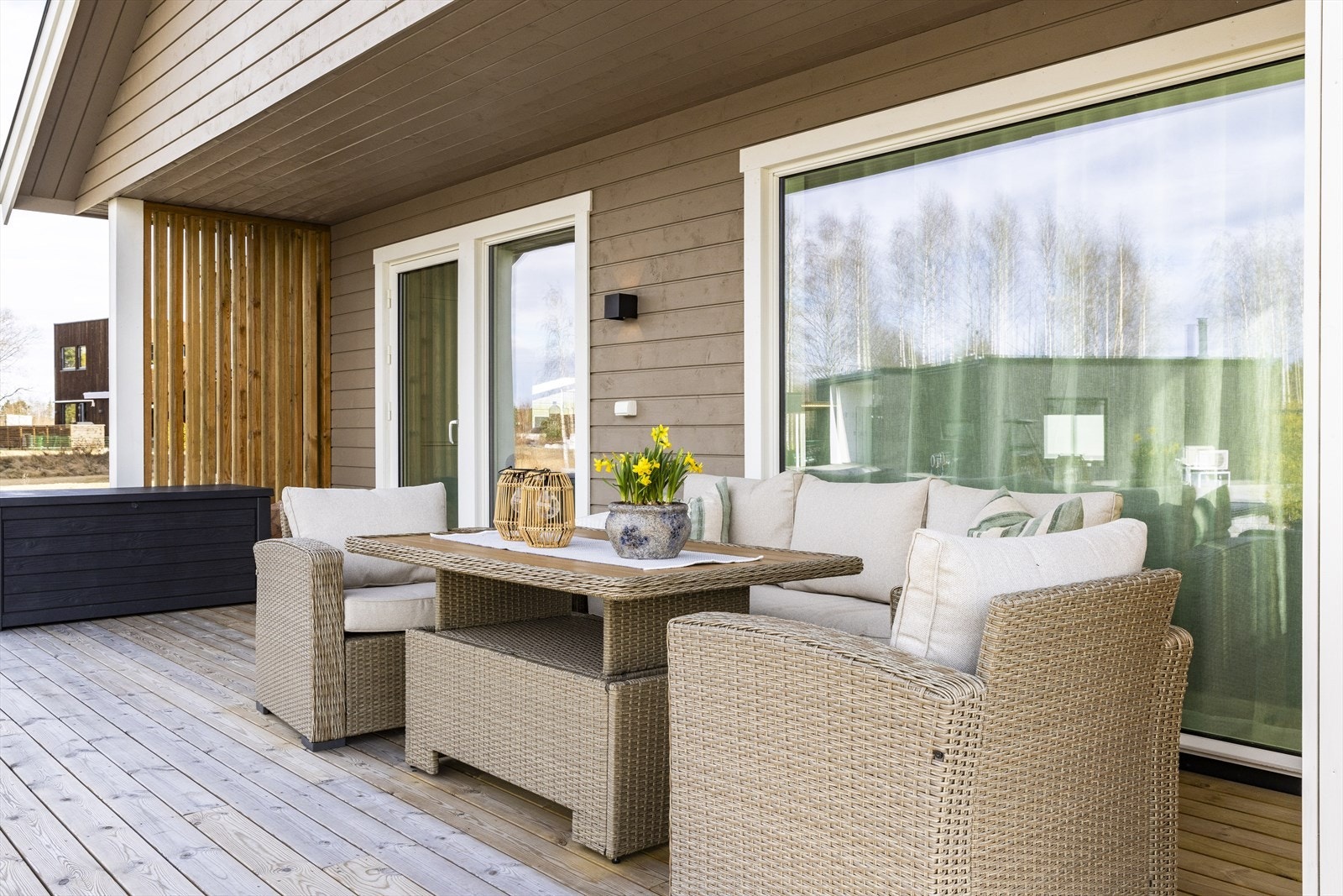 Solrik terrasse og hage med stort potensiale Galleribilde