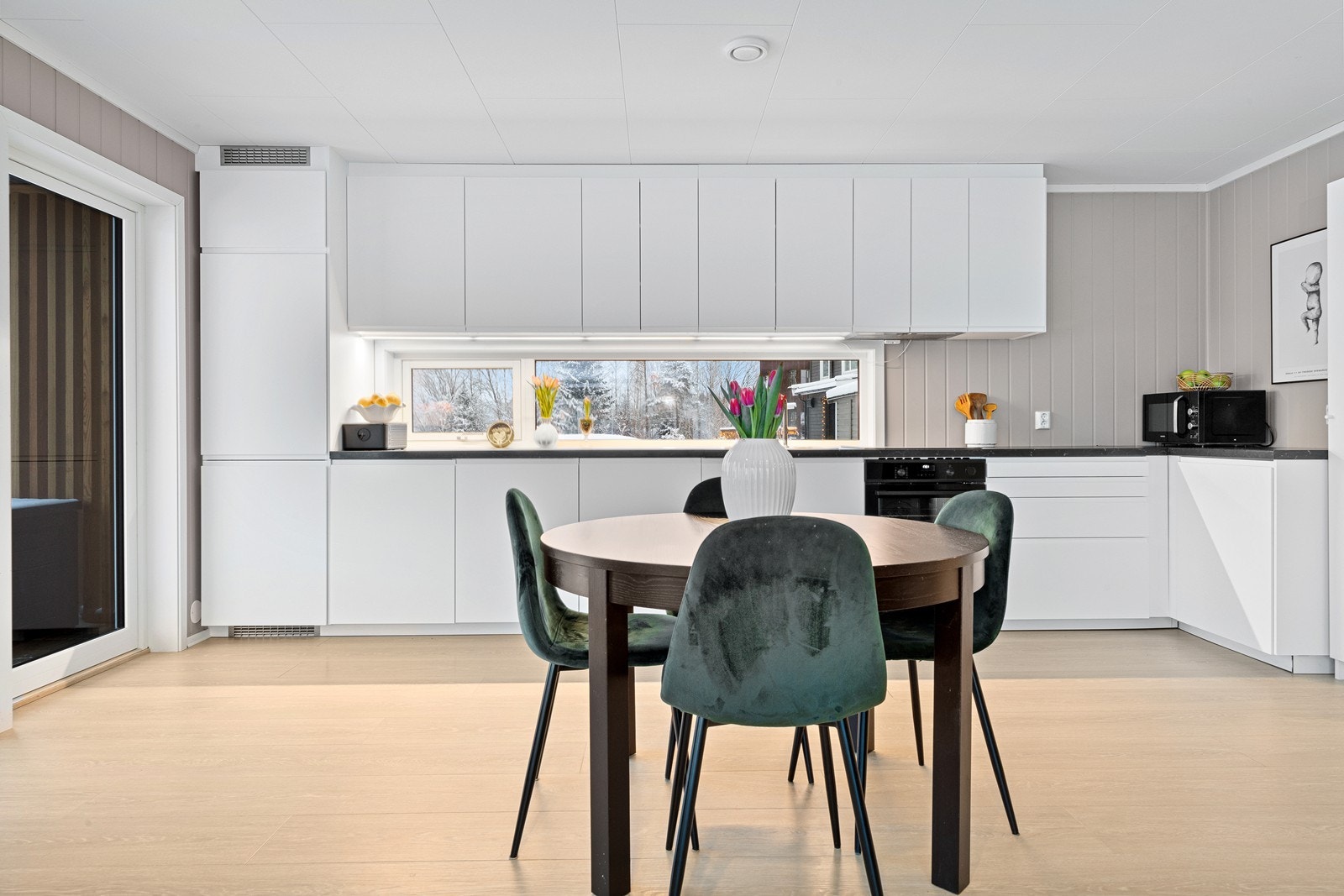 Delikat og moderne kjøkkeninnredning fra Ikea med trendy, glatte fronter og benkeplate av laminat. Galleribilde