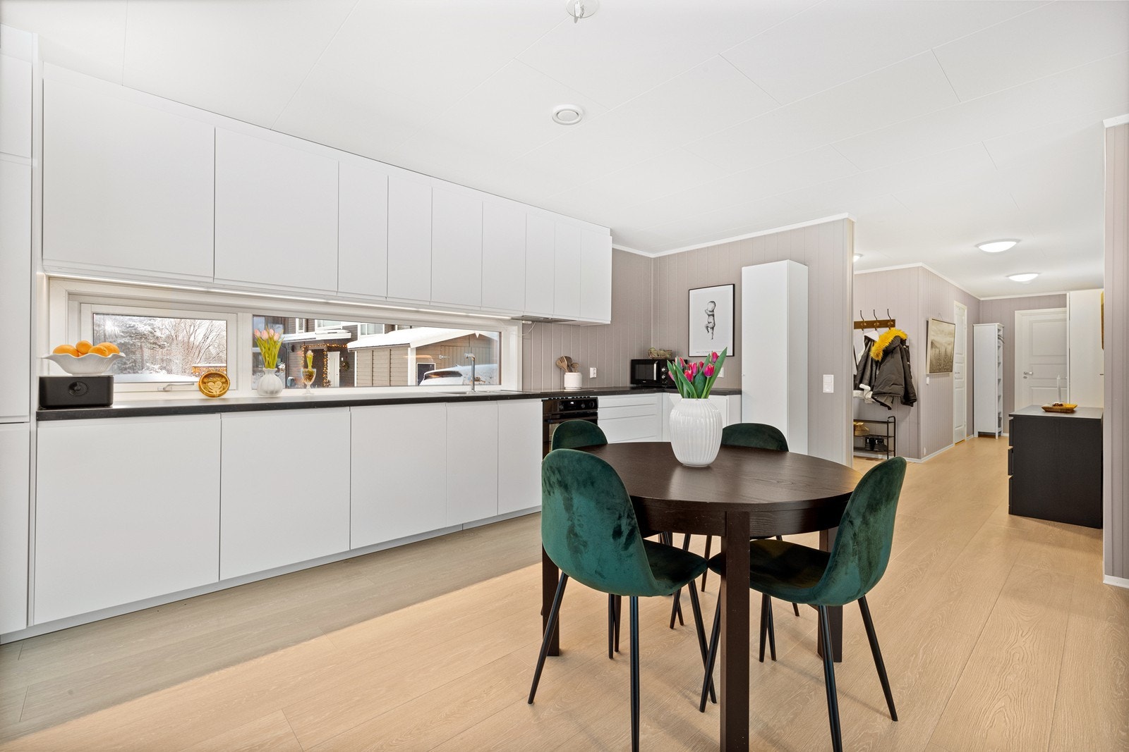 Kjøkkenet er utstyrt med integrerte hvitevarer som kjøl/fryseskap, oppvaskmaskin, induksjonstopp, stekeovn, vannstoppsystem og komfyrvakt. Det er kjøkkenventilator med avtrekk ut. Galleribilde