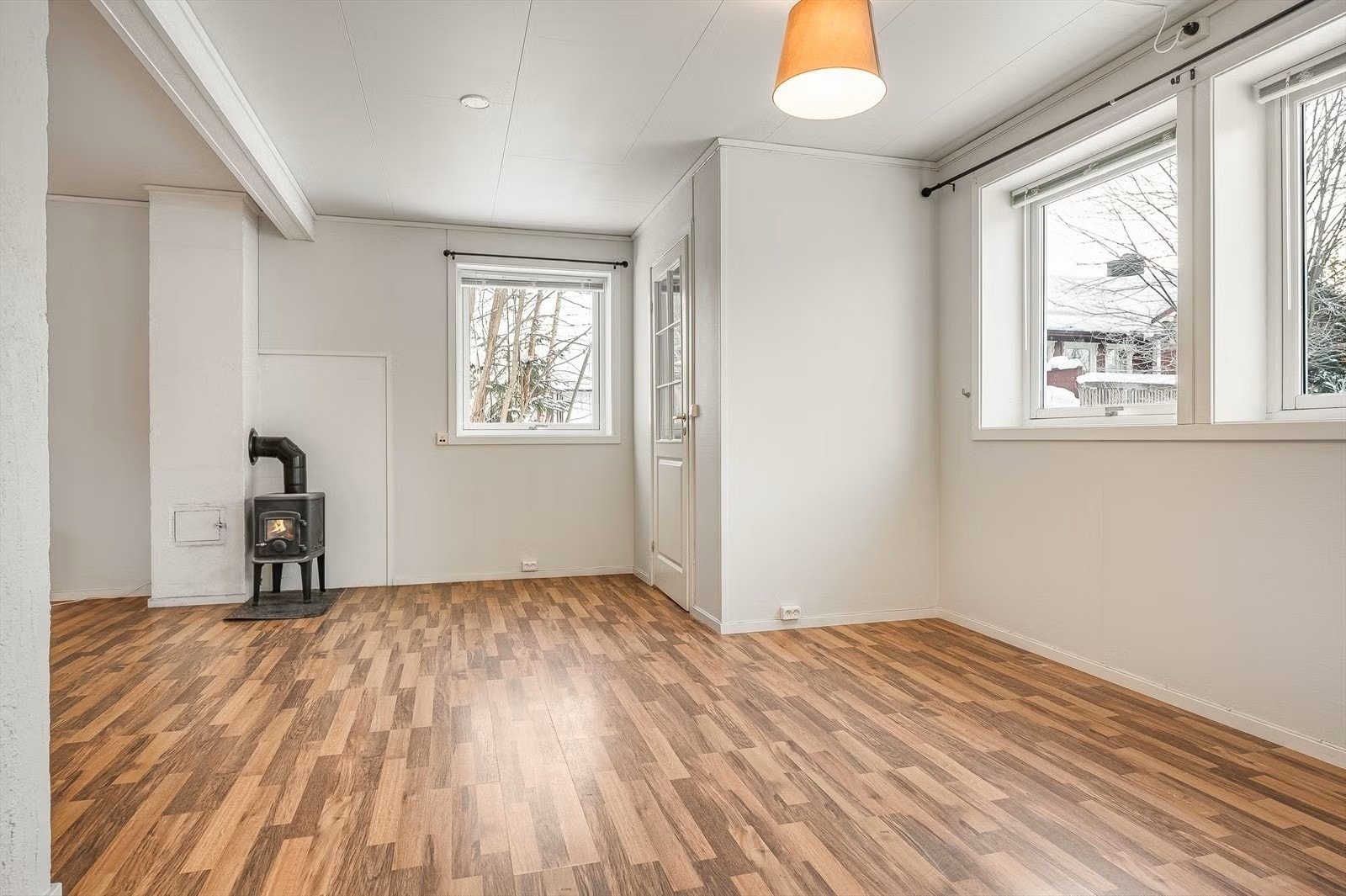 Stue med vedovn fra soverom Galleribilde