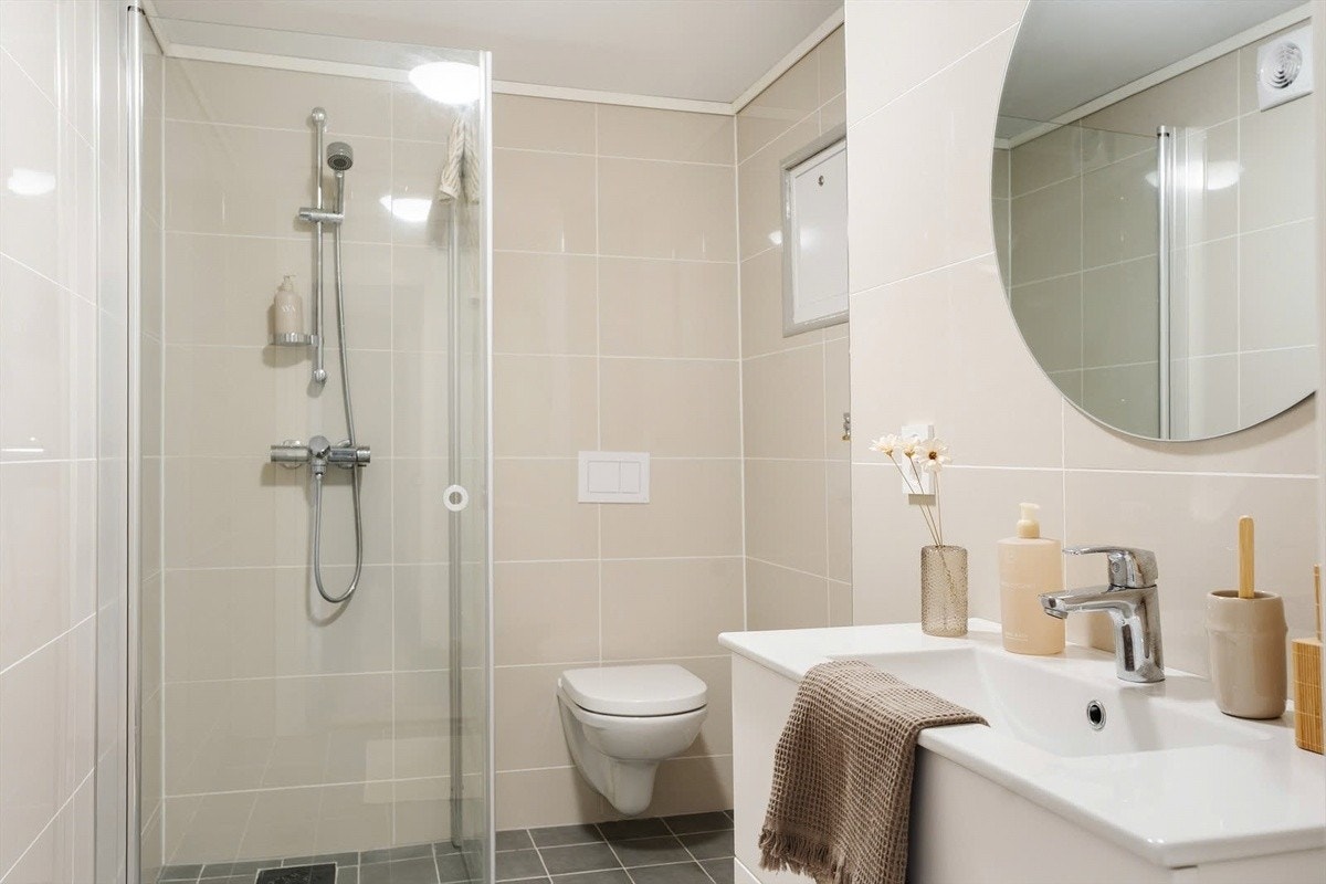 Bad i kjeller. Badet har fliser på gulv og fliser på vegger. Våtrommet er oppgradert i senere tid Galleribilde