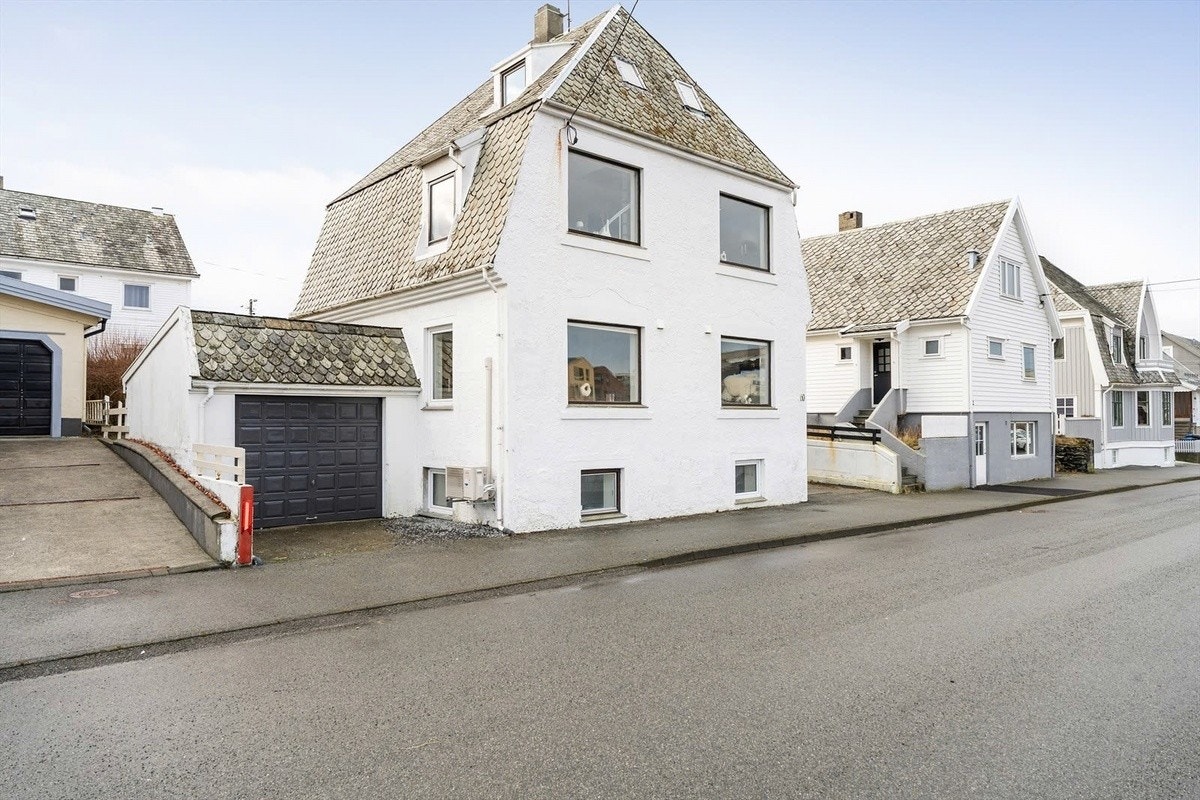 Velkommen til Sundgata 60 - En tomannsbolig beliggende sentralt på Risøy, kun en liten spasertur fra sentrumskjernen i Haugesund. Galleribilde