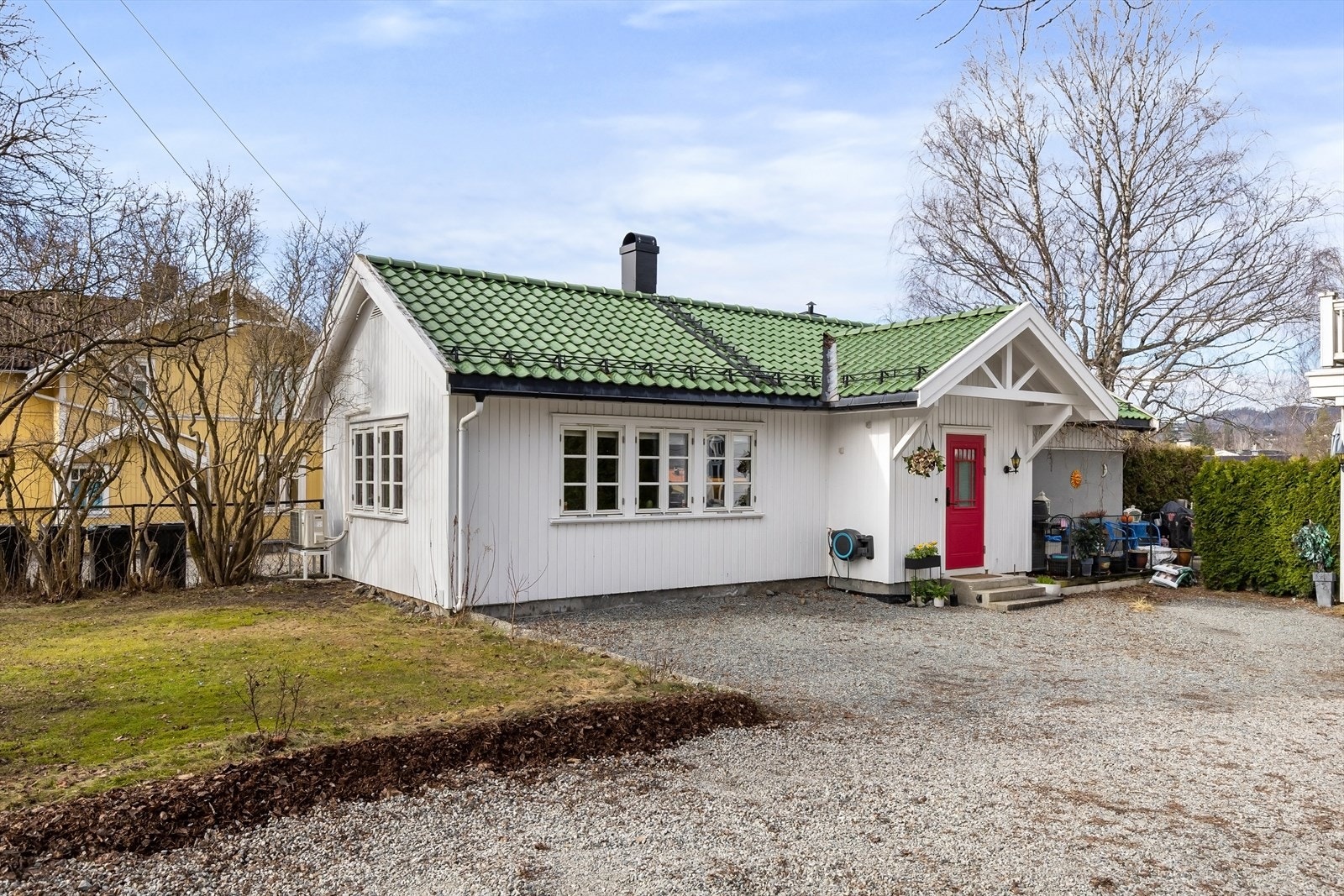 Innholdsrik familiebolig med hage og gårdsplass med plass for 2 biler Galleribilde