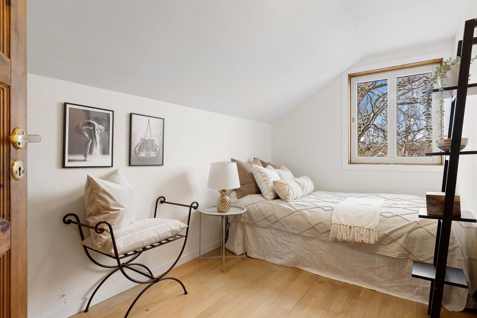 Soverom 2. I 2. etg. er det en egen fløy med 2 soverom og eget wc. Perfekt for gjester eller familier. Galleribilde