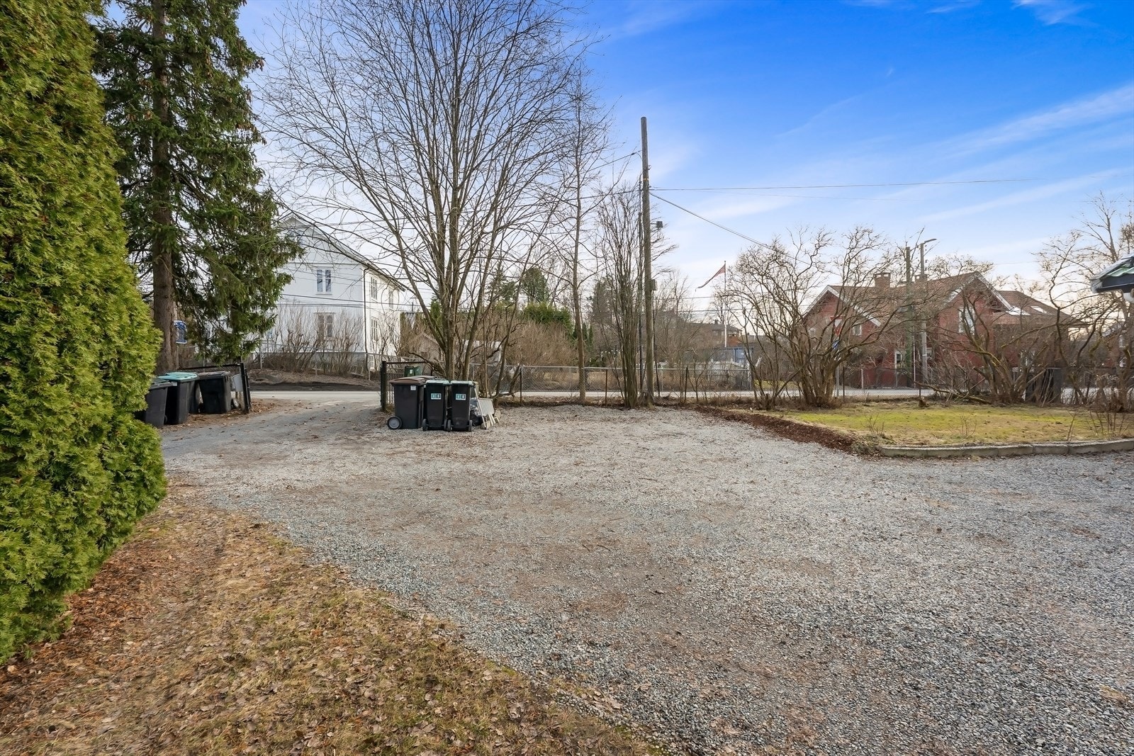 Felles adkomst som deles med 3 andre hus. Nabo i 99a har i følge sameieavtalen bruksrett til to p-plasser der mellom hage og innkjørsel. Galleribilde