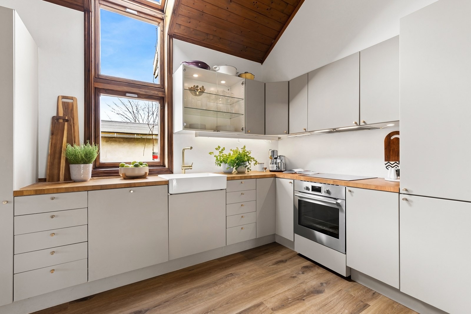 Pent og innholdsrikt kjøkken Galleribilde