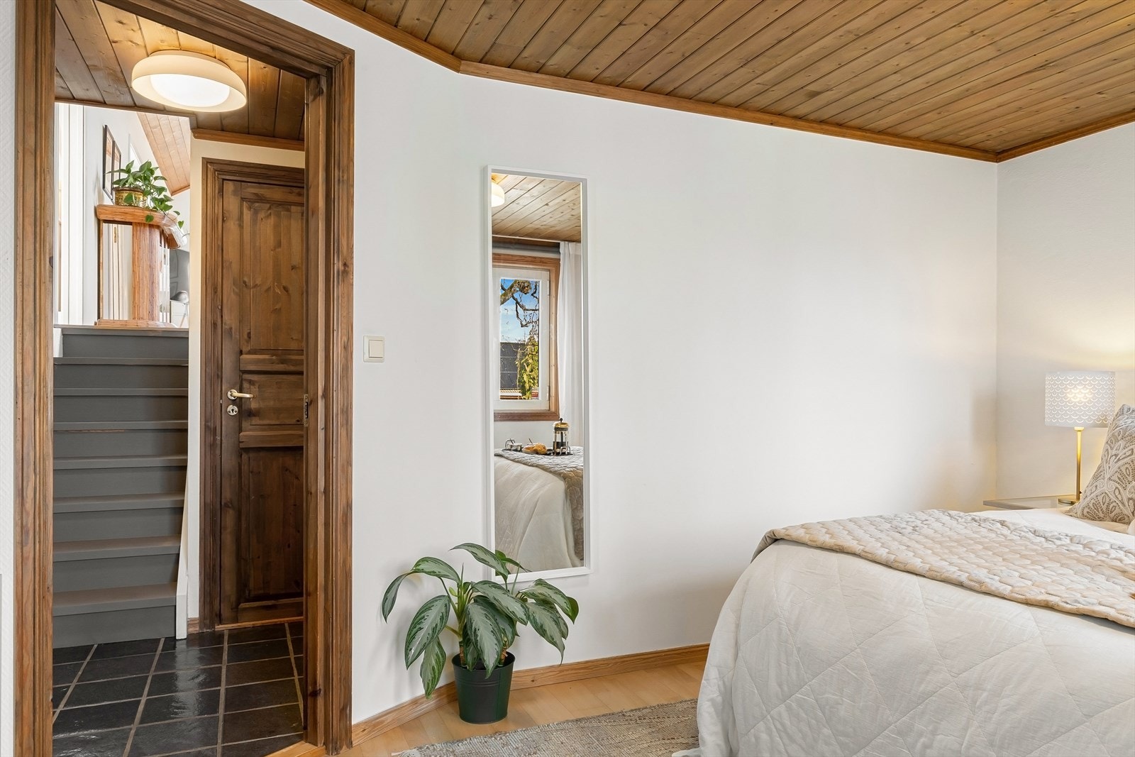 Mastersoverom er i en egen fløy i et halvplan nedenfor stuen og er i sin egen sone Galleribilde