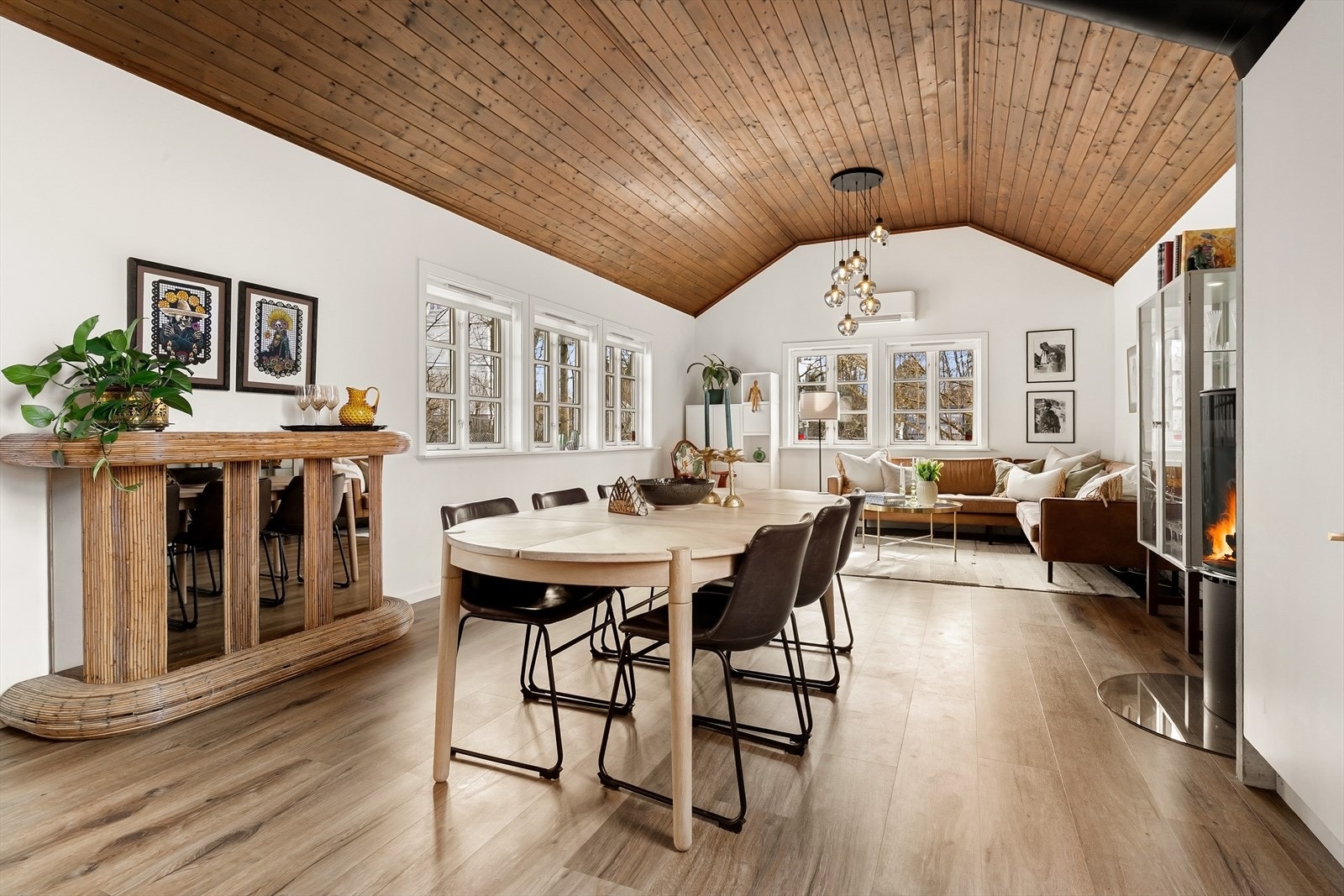 Peis som kan nytes fra både spisestue, salong og kjøkken Galleribilde