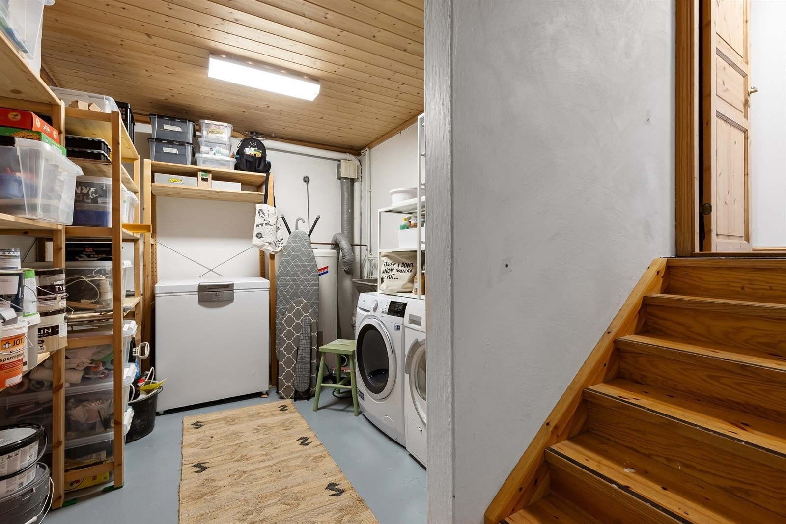 Nederst i U.etg. er det et rom som benyttes som vaskerom og bodplass. Rommet er ikke betegnet i byggetegningene og må regnes som bod. Galleribilde