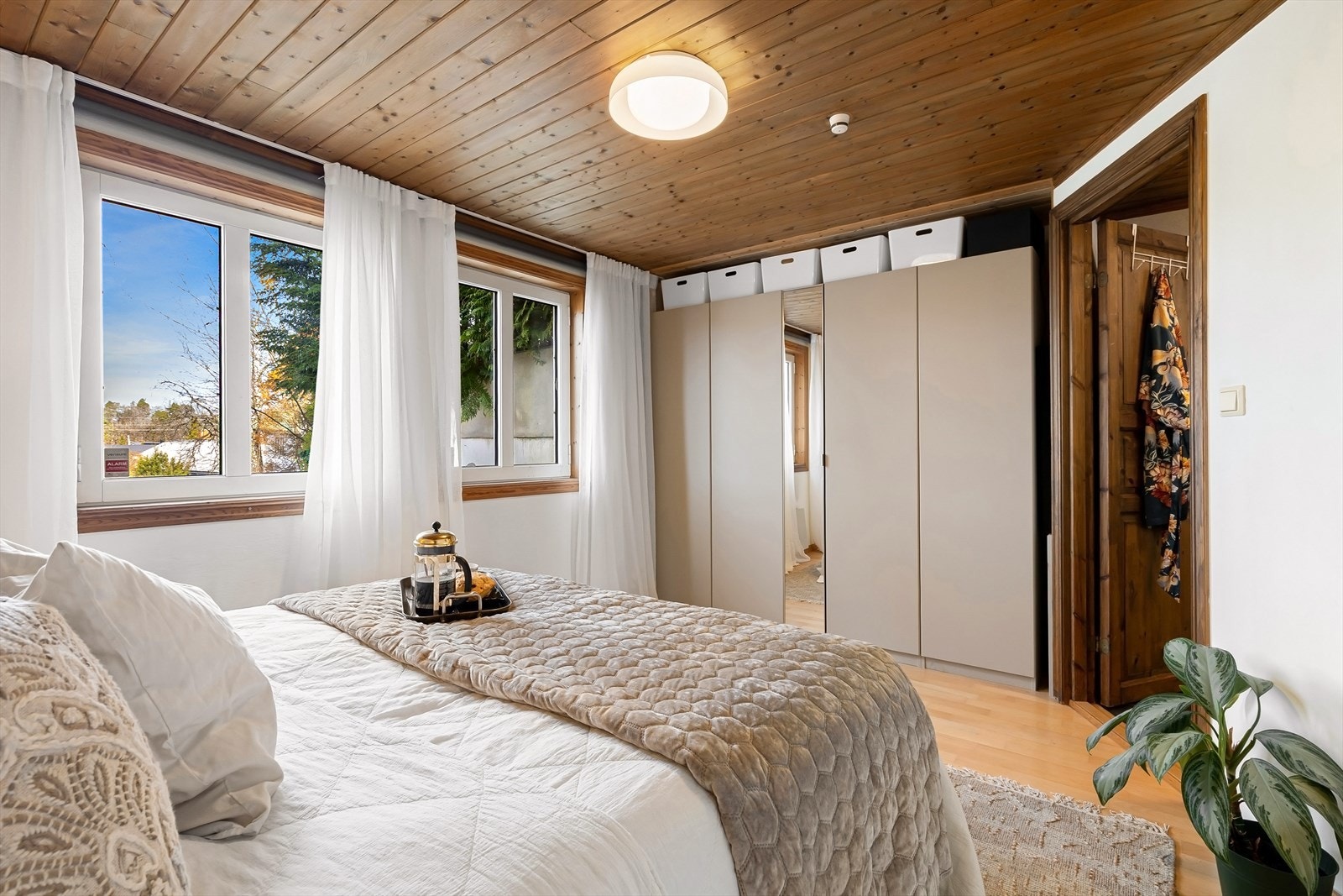 Mastersoverom med plass for stor garderobe Galleribilde