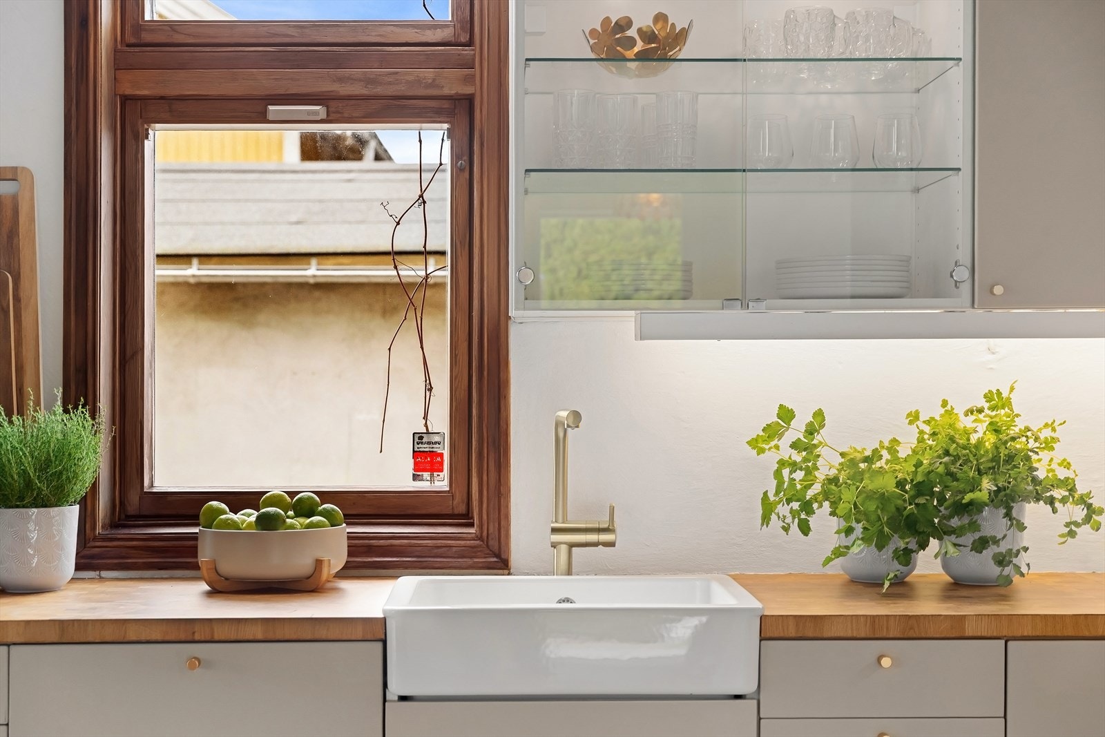 Benkeplater, servant og ventilator oppgradert i 2023 Galleribilde