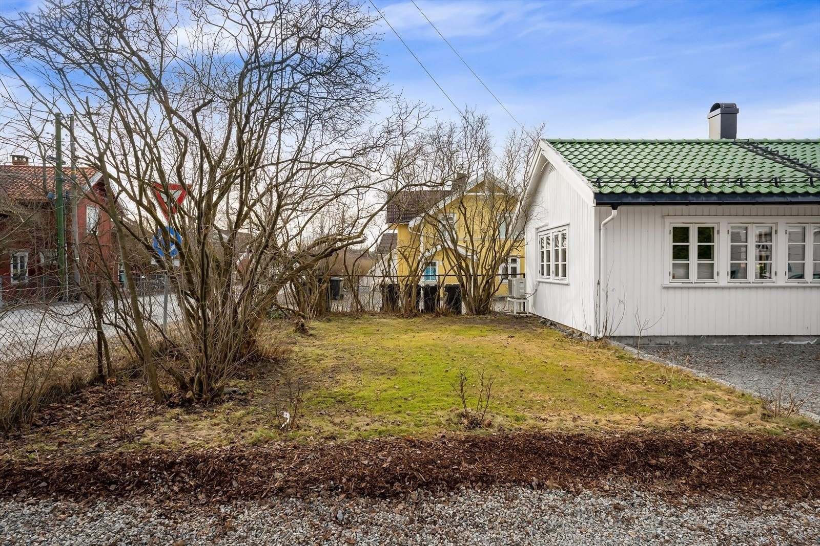 Hage tilhørende huset. Totalt har huset 178 kvm hage og gårdsplass + et uteområde bak huset Galleribilde