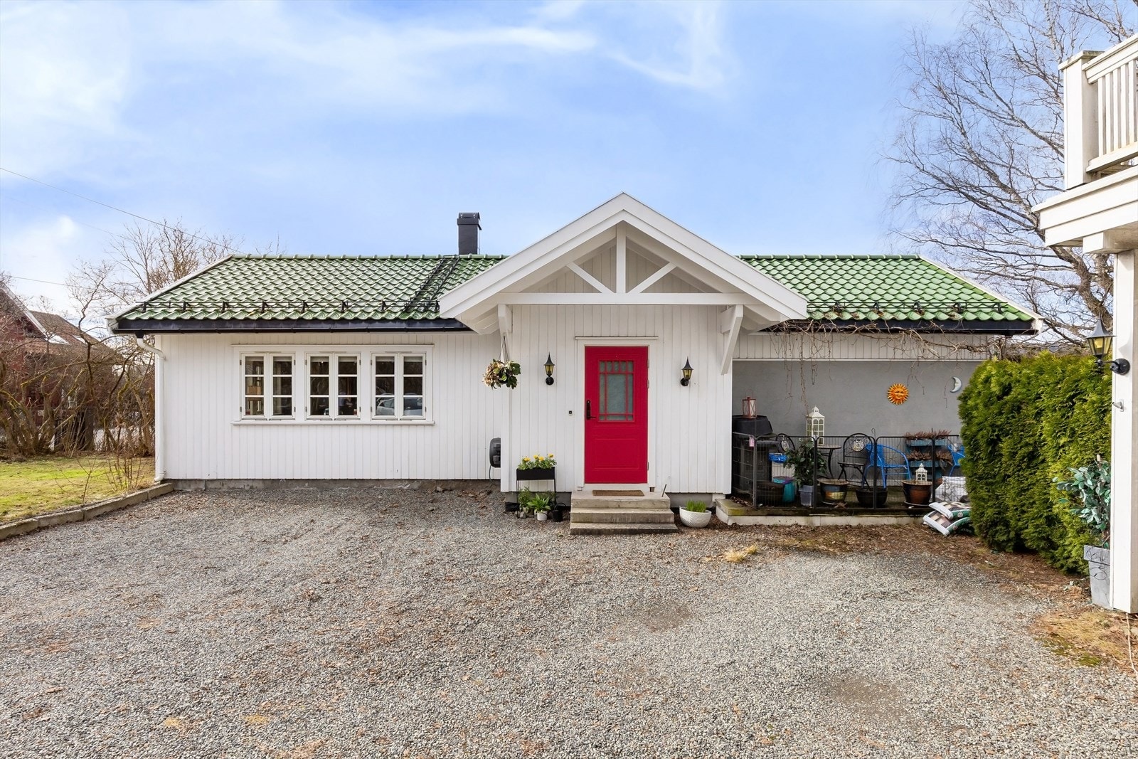 Gårdsplassen er delt ca skrått midt på (se seksjoneringstegning) og gir god plass for 2 biler Galleribilde