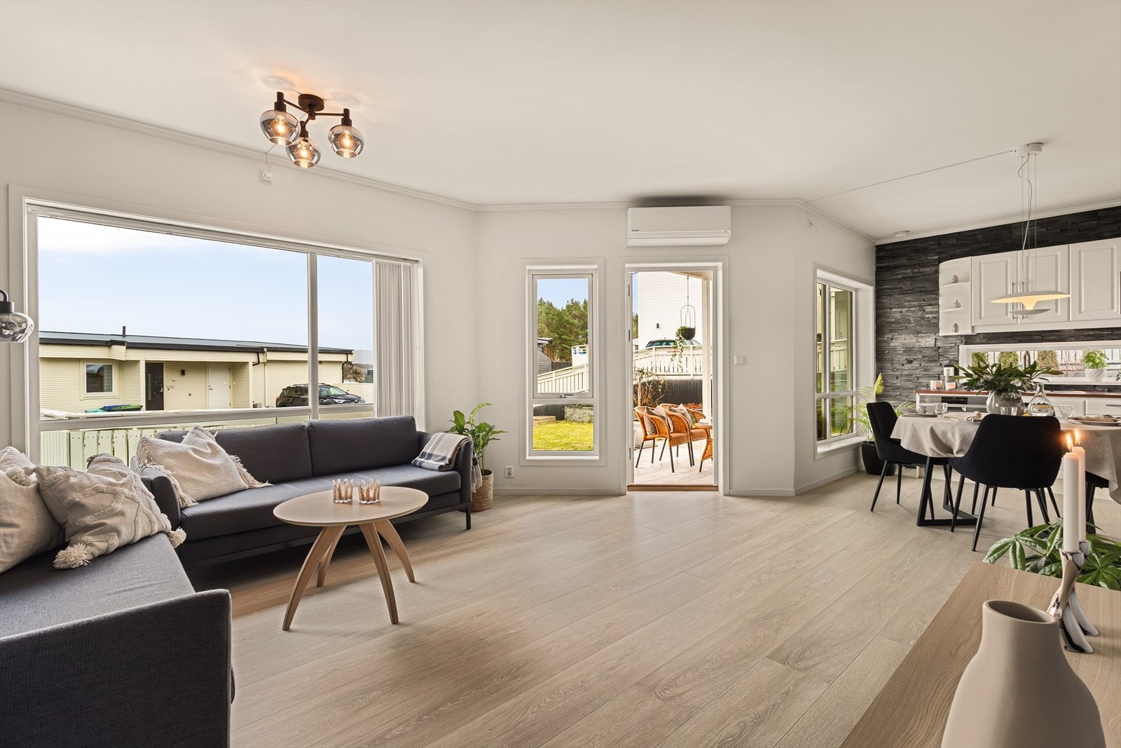 Romslig stue/kjøkken Galleribilde