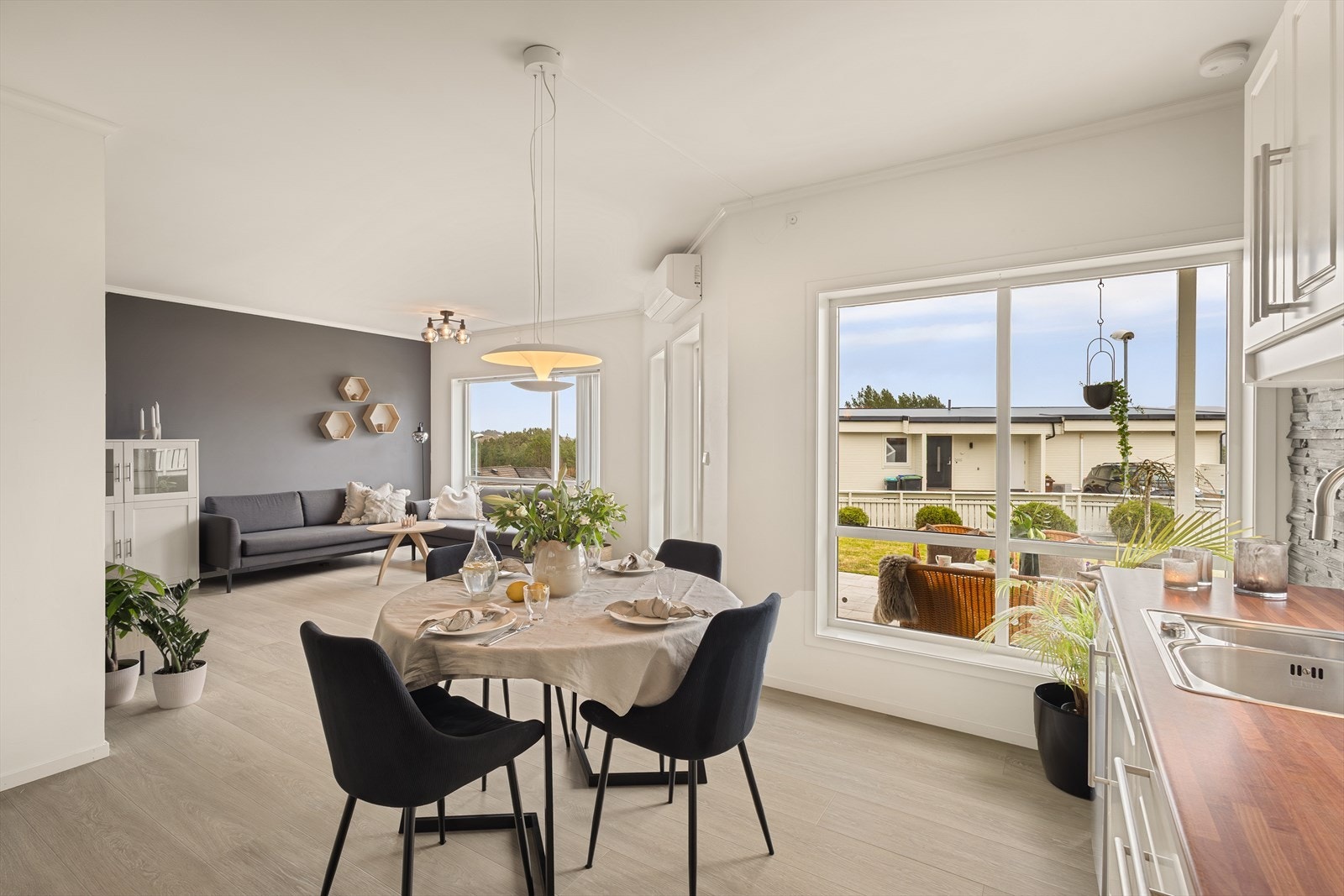 En pen og velholdt del av tomannsbolig i populært boligområde. Galleribilde