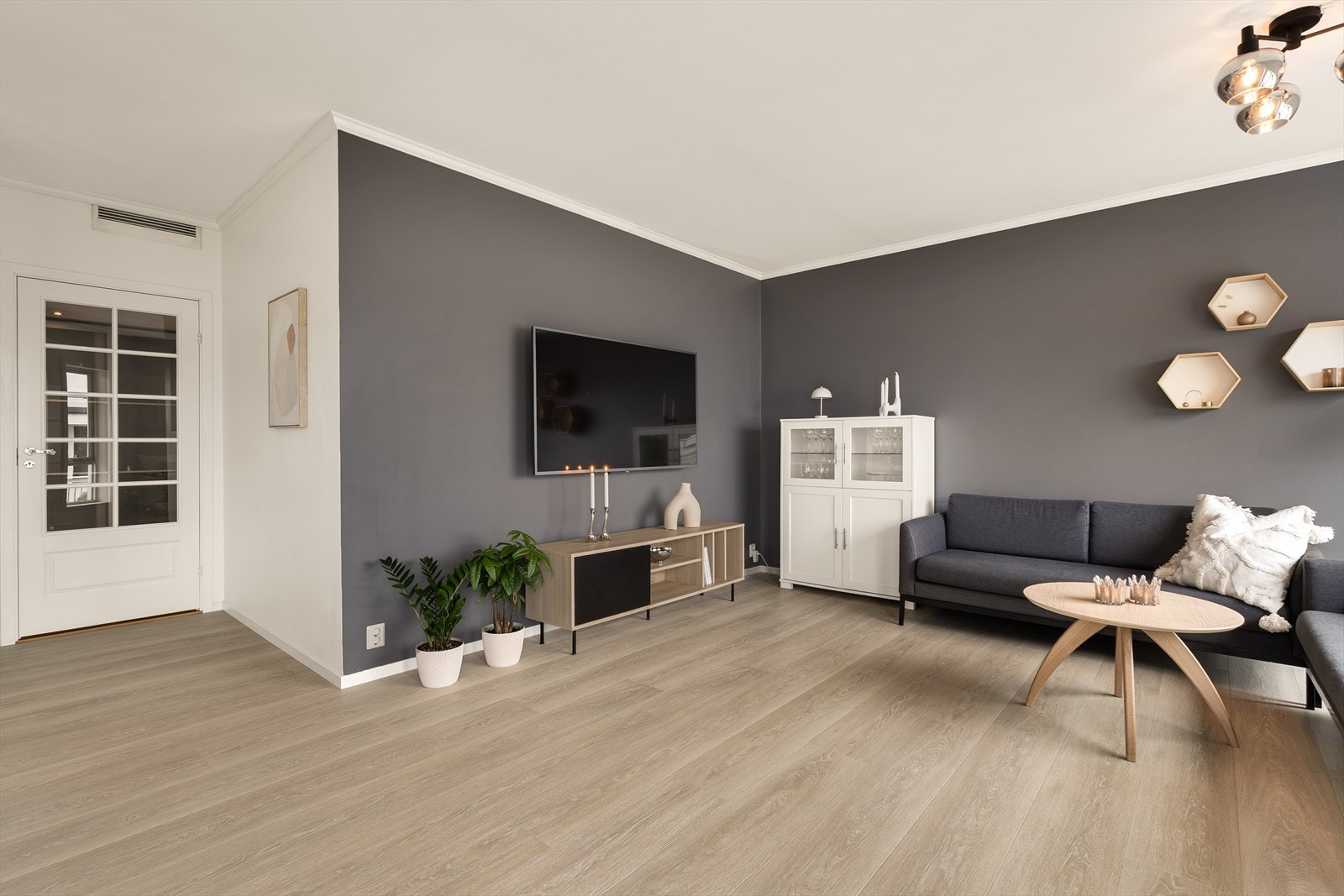 Veggene er malt i harmoniske fargetoner og det er lagt nyere laminatgulv. Galleribilde