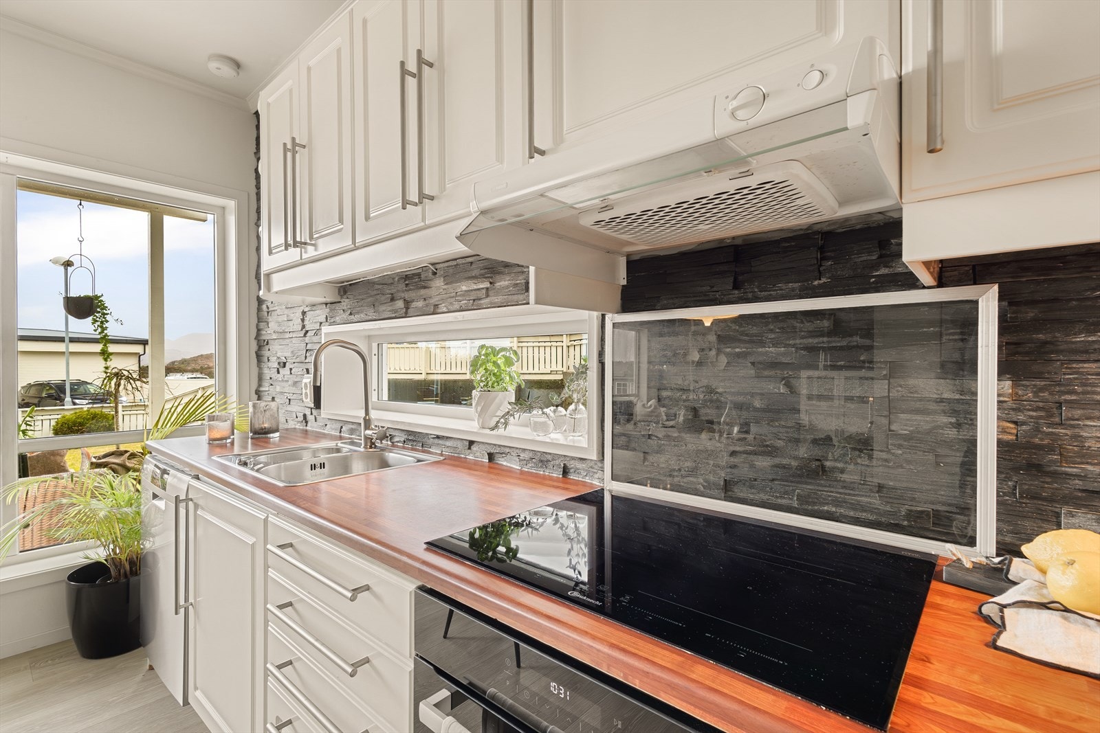 Kjøkkenet er utstyrt med stålvask med skyllekum og ventilator med avtrekk. Av hvitevarer er det stekeovn, platetopp, kjøl/frys og oppvaskmaskin. Galleribilde