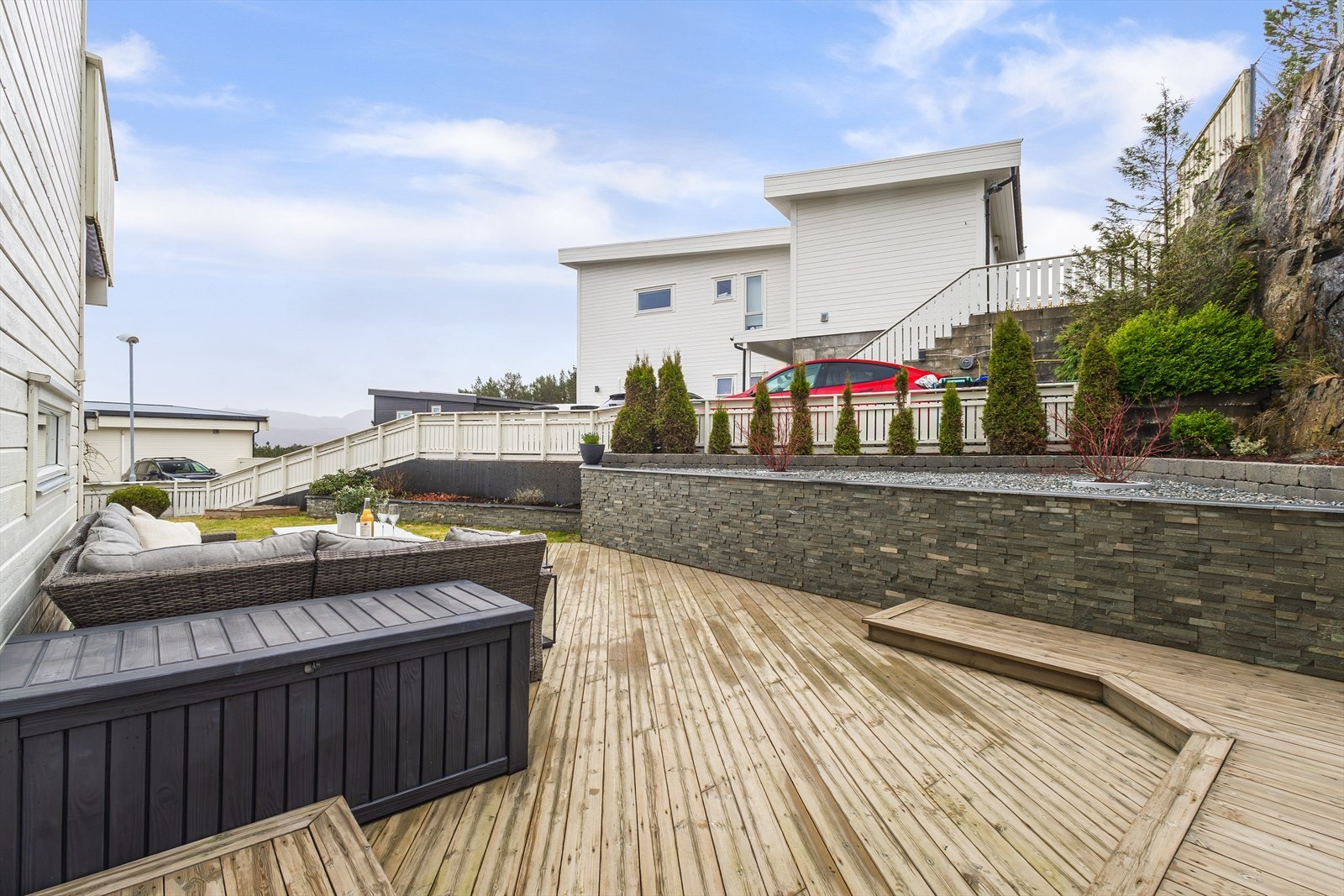 Tomten er foruten eiendommens bygningsmasse opparbeidet med murer/bed, grøntarealer, div. prydbusker/beplantning og terrassedekke. Galleribilde