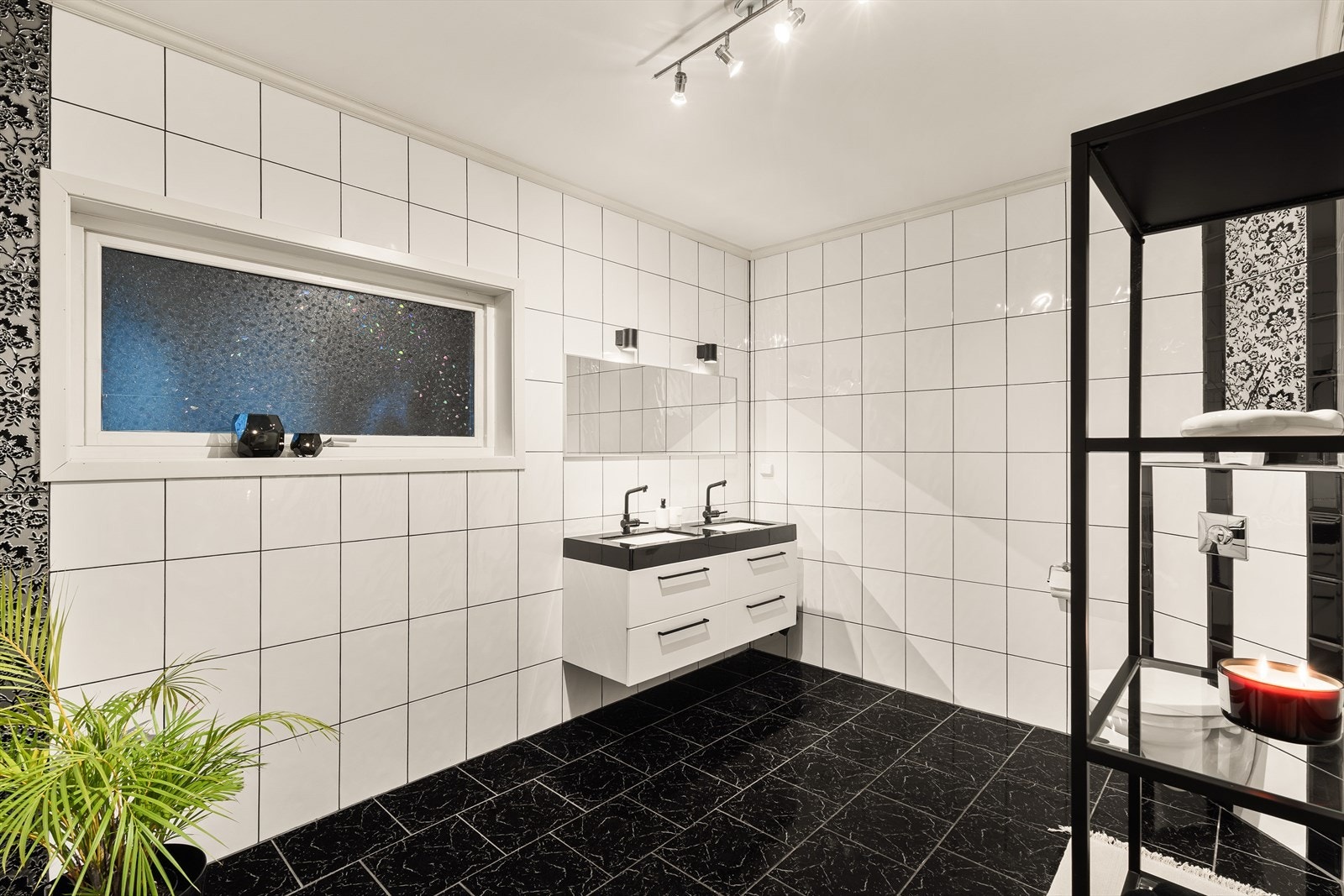 Boligen har et romslig og helfliset bad på 11,4 m² med elektriske varmekabler i gulv. Galleribilde