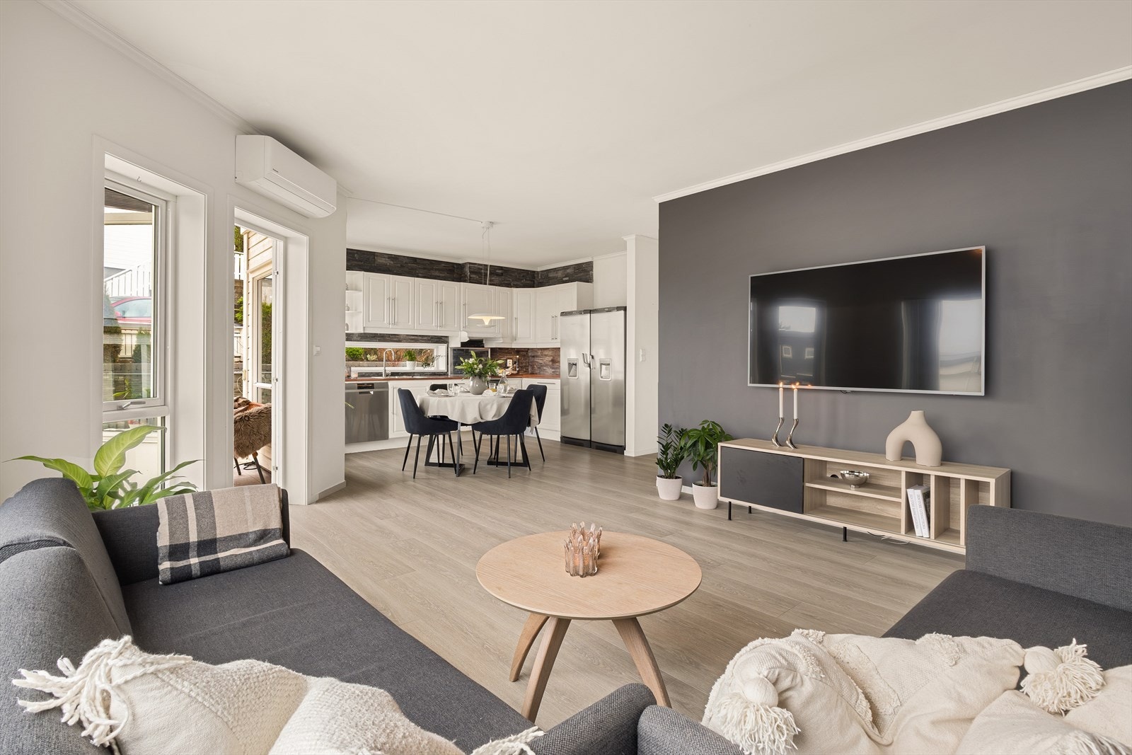 Det er gulvvarme i stue/kjøkken, samt varmepumpe (installert i 2024). Galleribilde