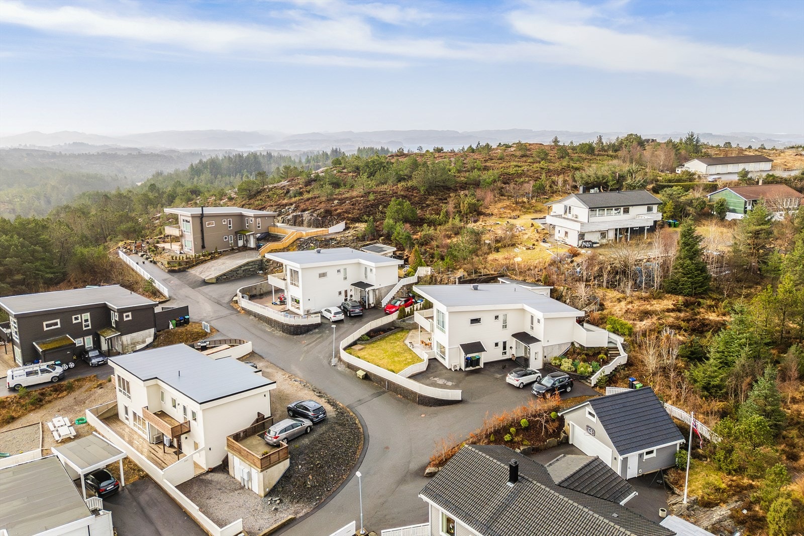 Området består hovedsakelig av eneboliger og småhusbebyggelse, og har lite gjennomgangstrafikk, noe som gir et trygt og fredelig bomiljø. Galleribilde
