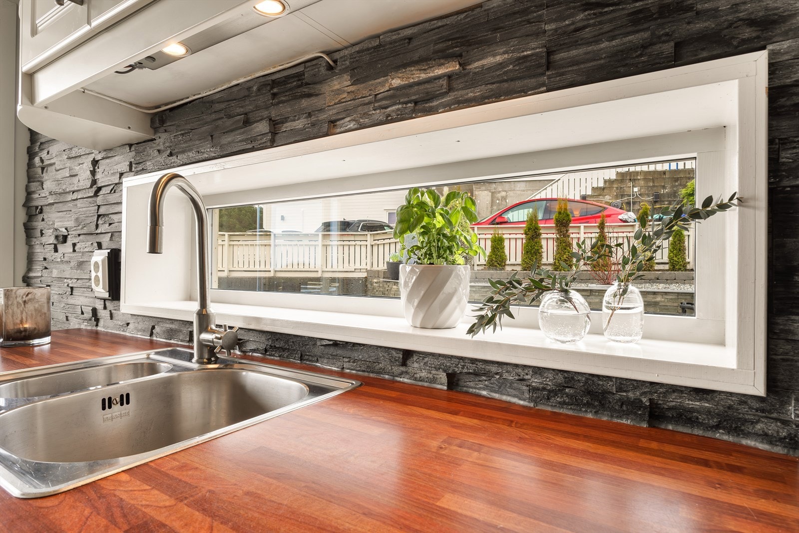 Vindu over kjøkkenbenken gir rikelig med naturlig lys. Galleribilde