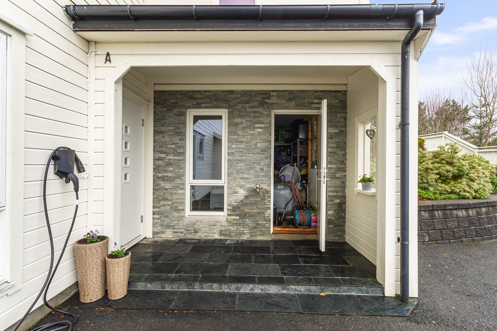 Lettstelt og pent inngangsparti. Bod med god plass til lagring av sesongutstyr, sportsutstyr eller annet man ønsker å ha lett tilgjengelig, men adskilt fra boligen. Galleribilde