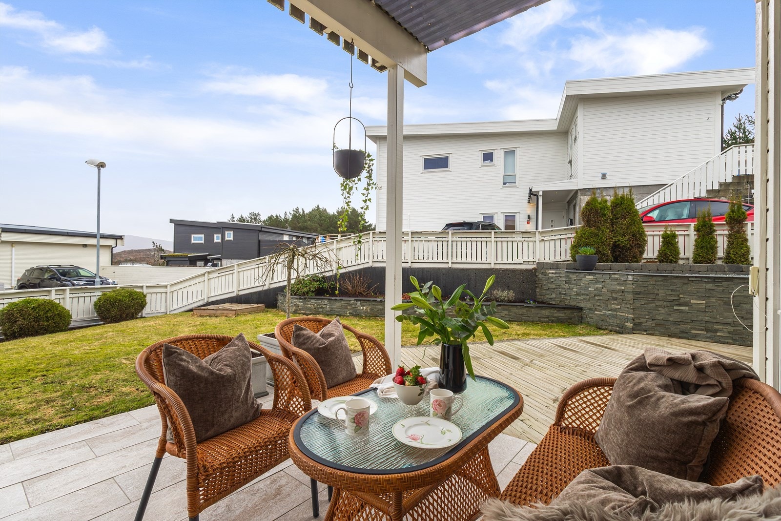 Takoverbygget terrasse med god plass til utemøbler, som gir en lun og skjermet uteplass Galleribilde