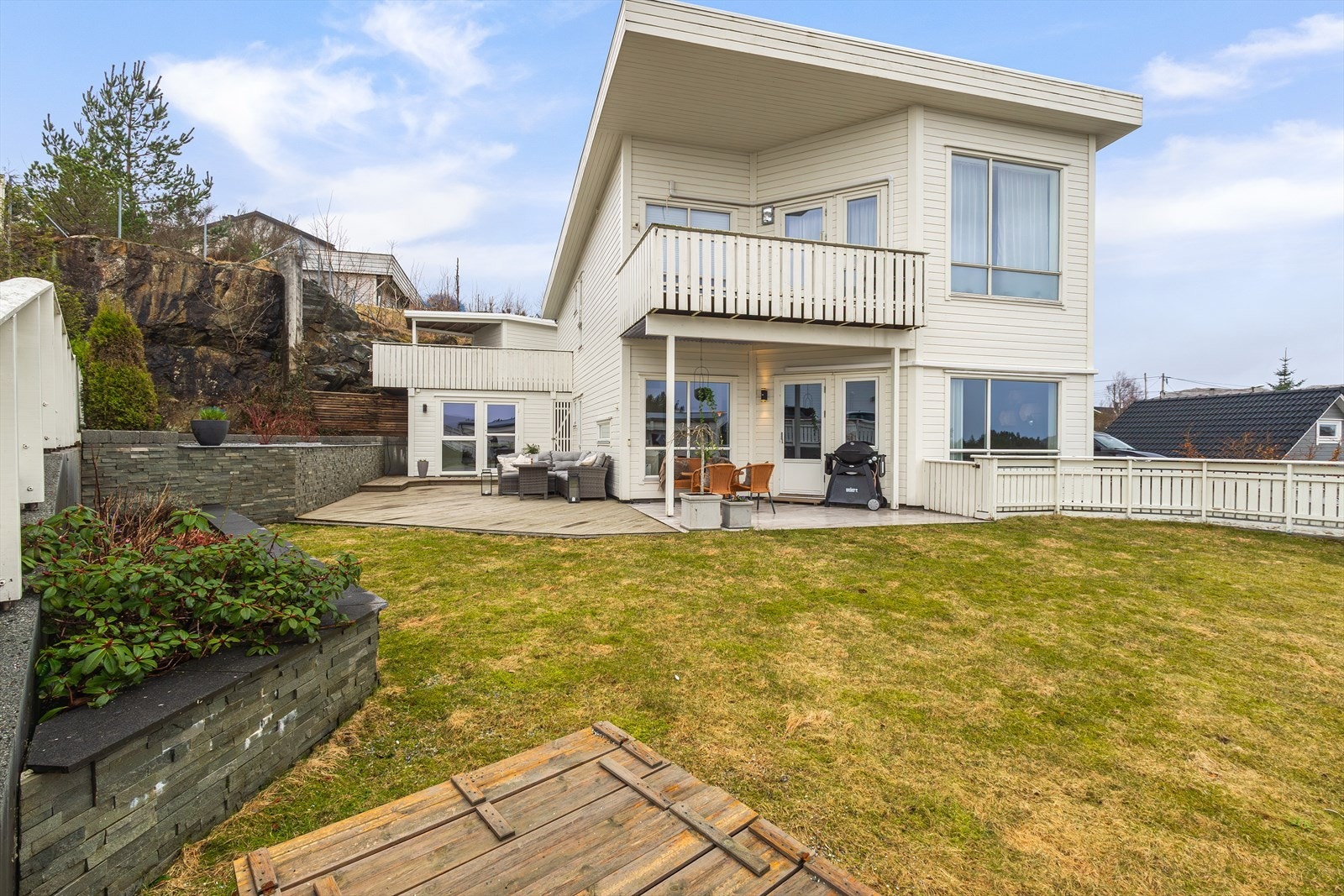 Opparbeidet hage med plen, ideell for barnefamilier med gode muligheter for lek og utendørs aktiviteter. Galleribilde