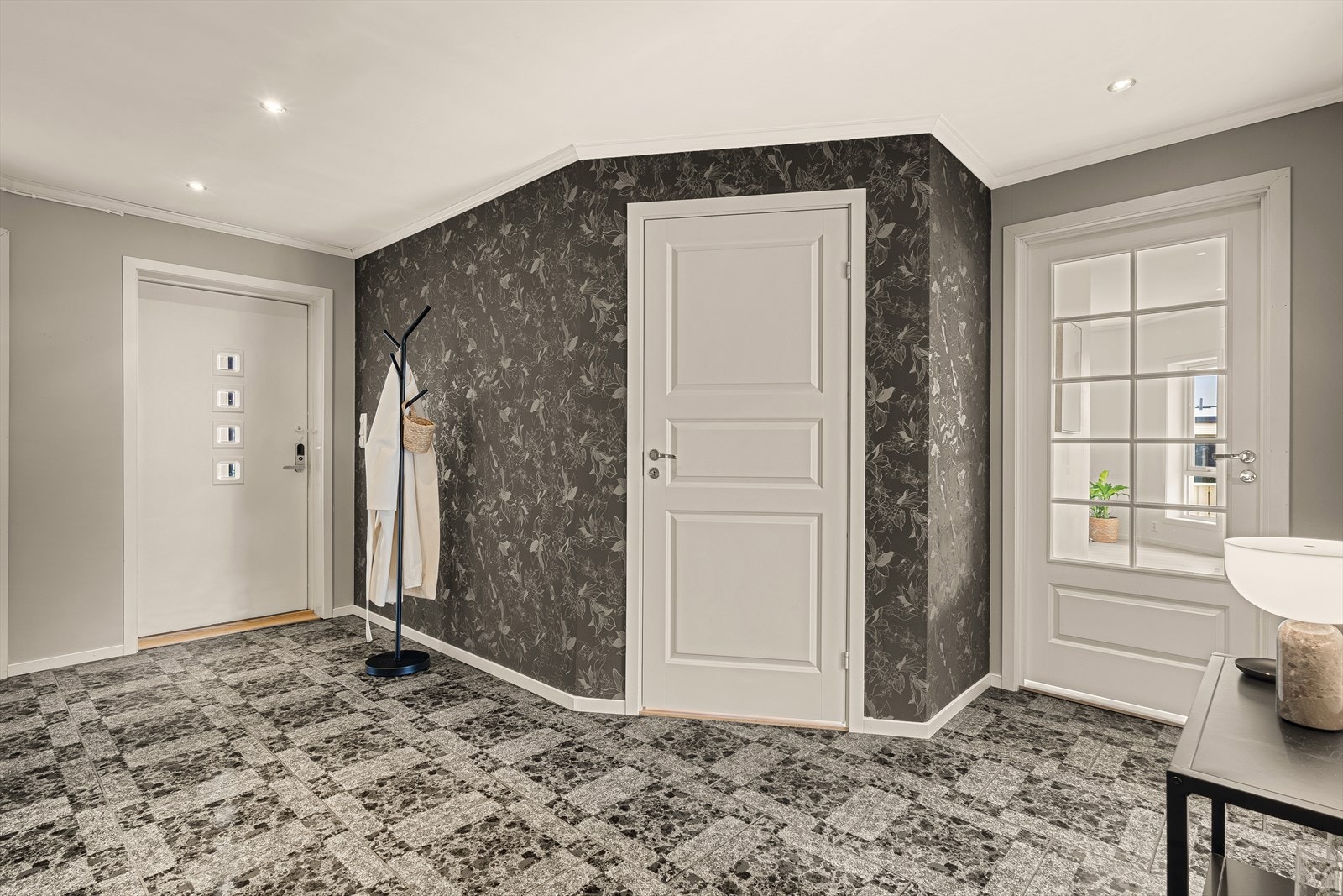 Velkommen inn til en romslig og innbydende entré med gode oppbevaringsmuligheter Galleribilde