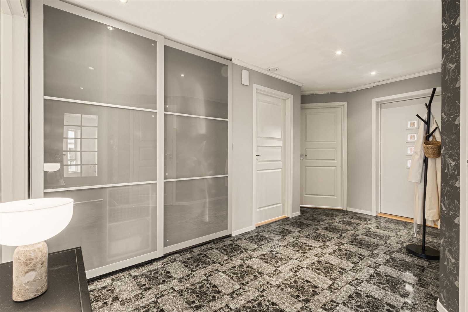 Entréen gir et ryddig og godt førsteinntrykk av boligen, og har adkomst til boligens øvrige rom. Galleribilde