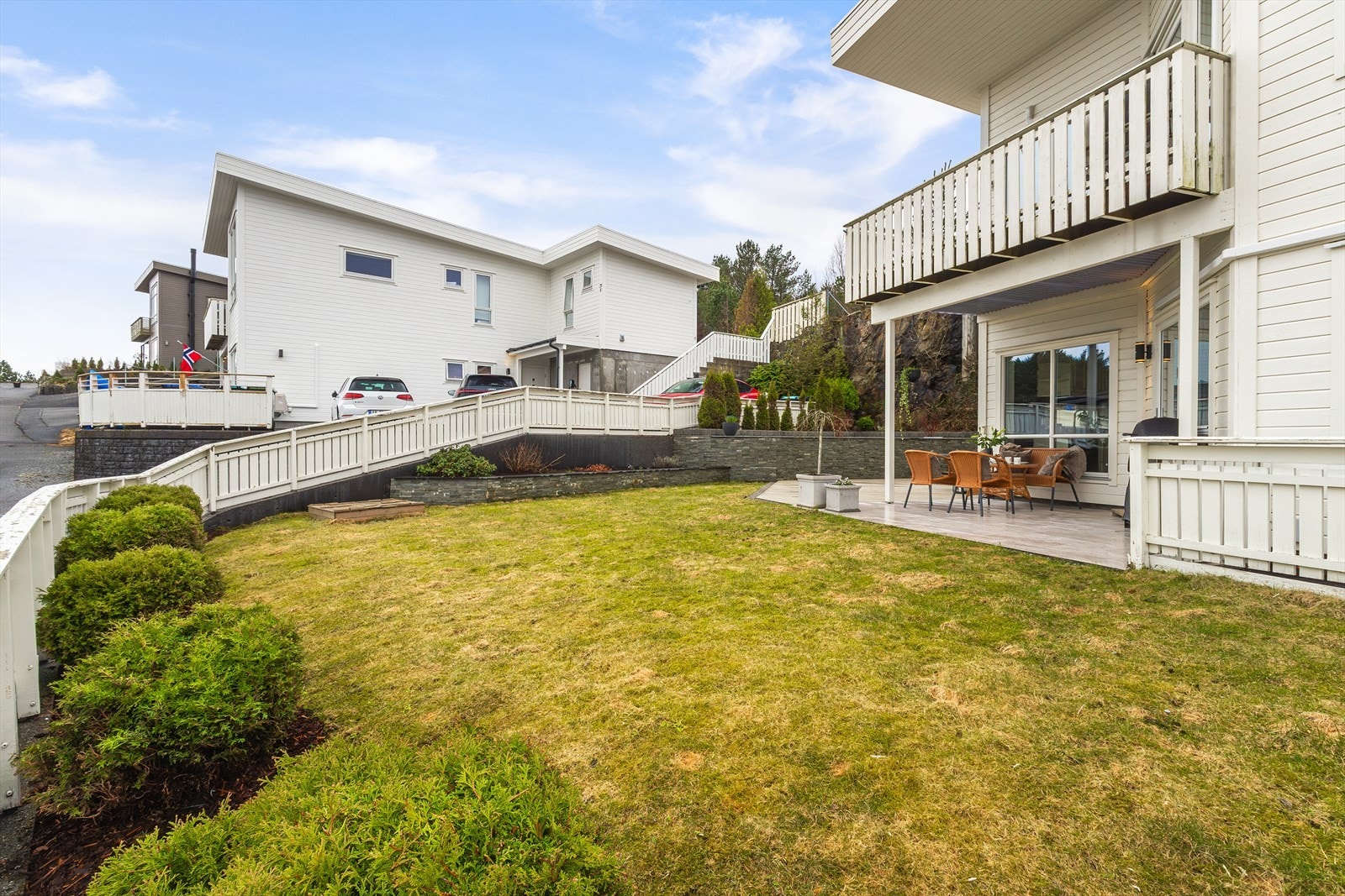 Uteområdet fremstår som pent opparbeidet og innbydende, med gode solforhold og fine soner for både avslapning og sosiale sammenkomster. Galleribilde