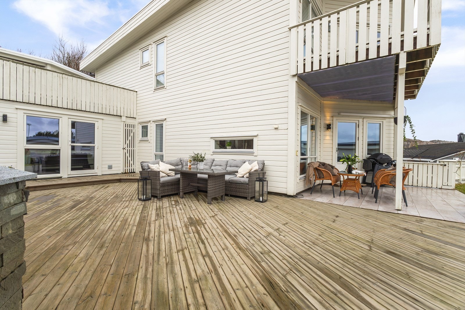 Ttrivelig uteområde. Den store terrassen måler hele 60 m² og er belagt med terrasebord og keramiske fliser. Galleribilde