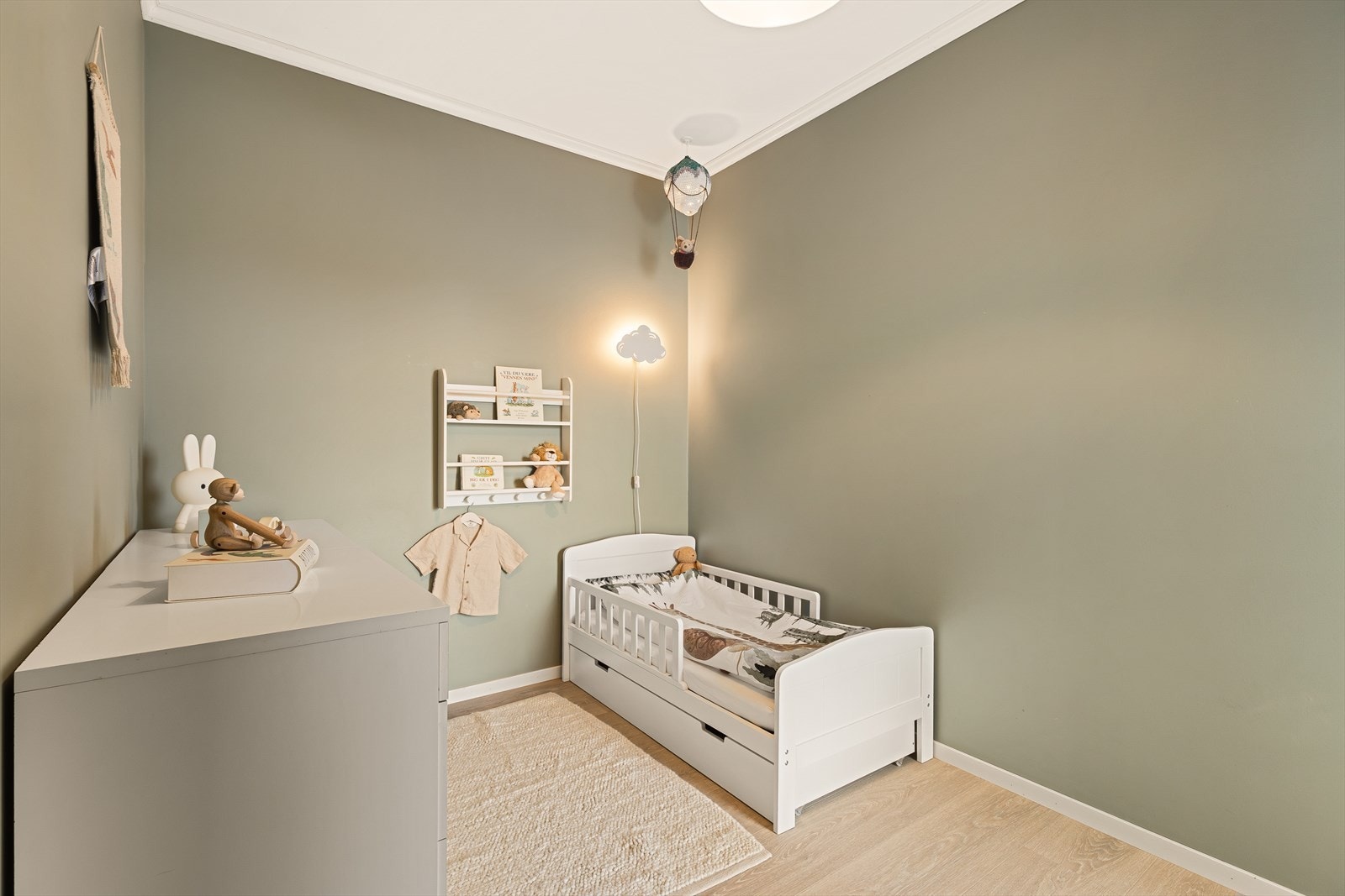 De to øvrige soverommene er malt i nydelige farger og egner seg godt som barnerom, gjesterom eller hjemmekontor. Galleribilde