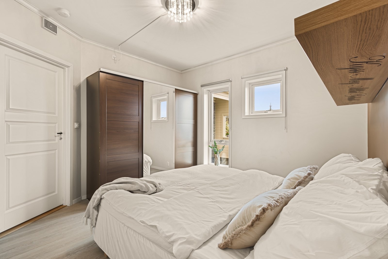 Hovedsoverommet har lyse vegger kombinert med en mørkere kontrastvegg som gir en lun og koselig atmosfære. Galleribilde