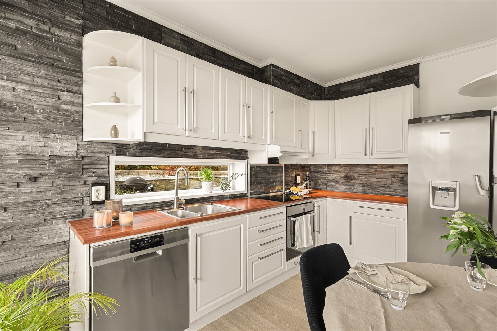 Kjøkkenet er praktisk utformet med gode arbeidsforhold og mye skap- og benkeplass. Galleribilde